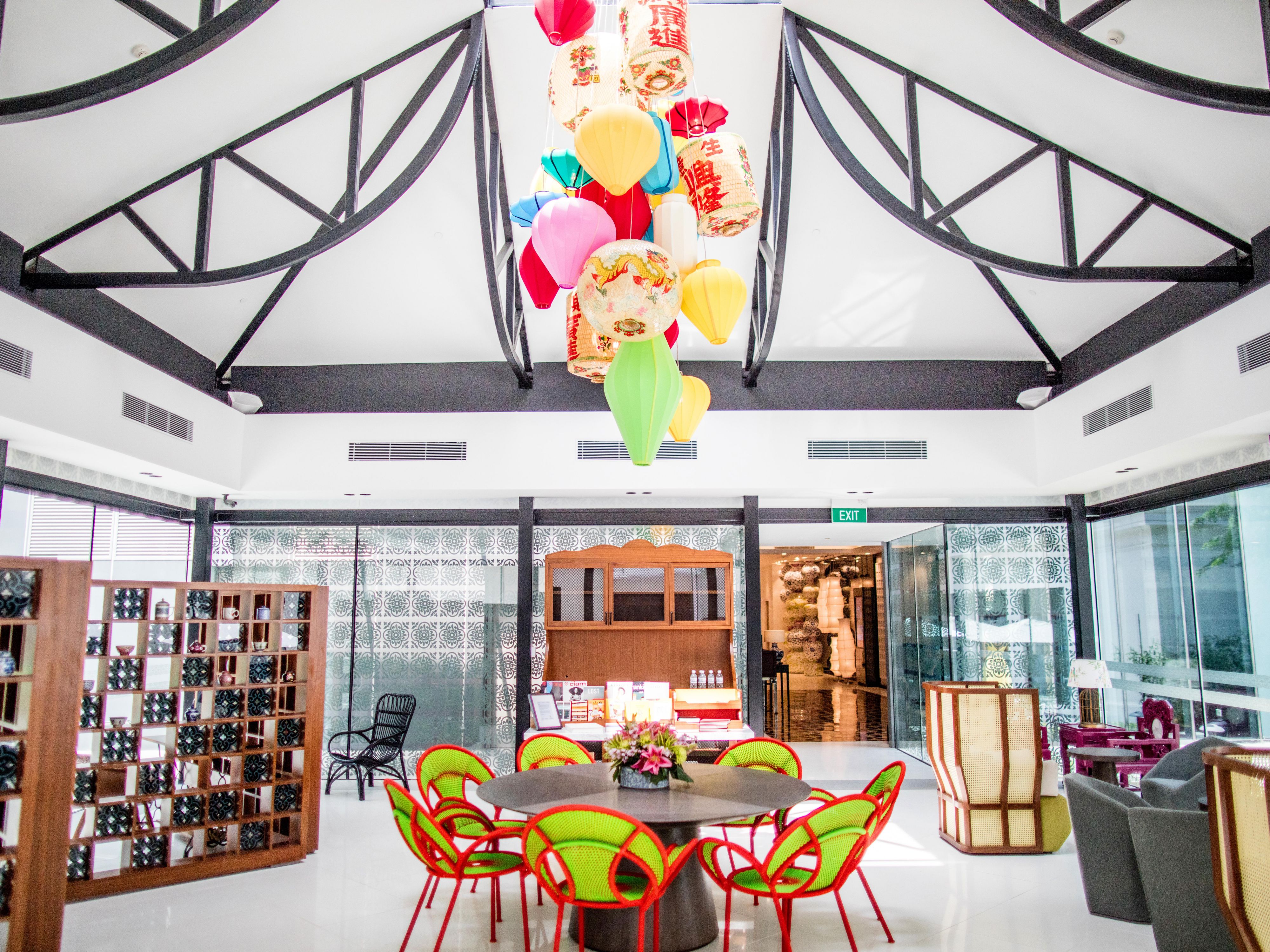 走进我们充满活力与融合了多彩魅力的加东社区的中庭来享受自然阳光。从 Mama Stall 到 Mac 工作台，从建筑题材到老式游戏，我们的中庭绝对会让您惊艳。