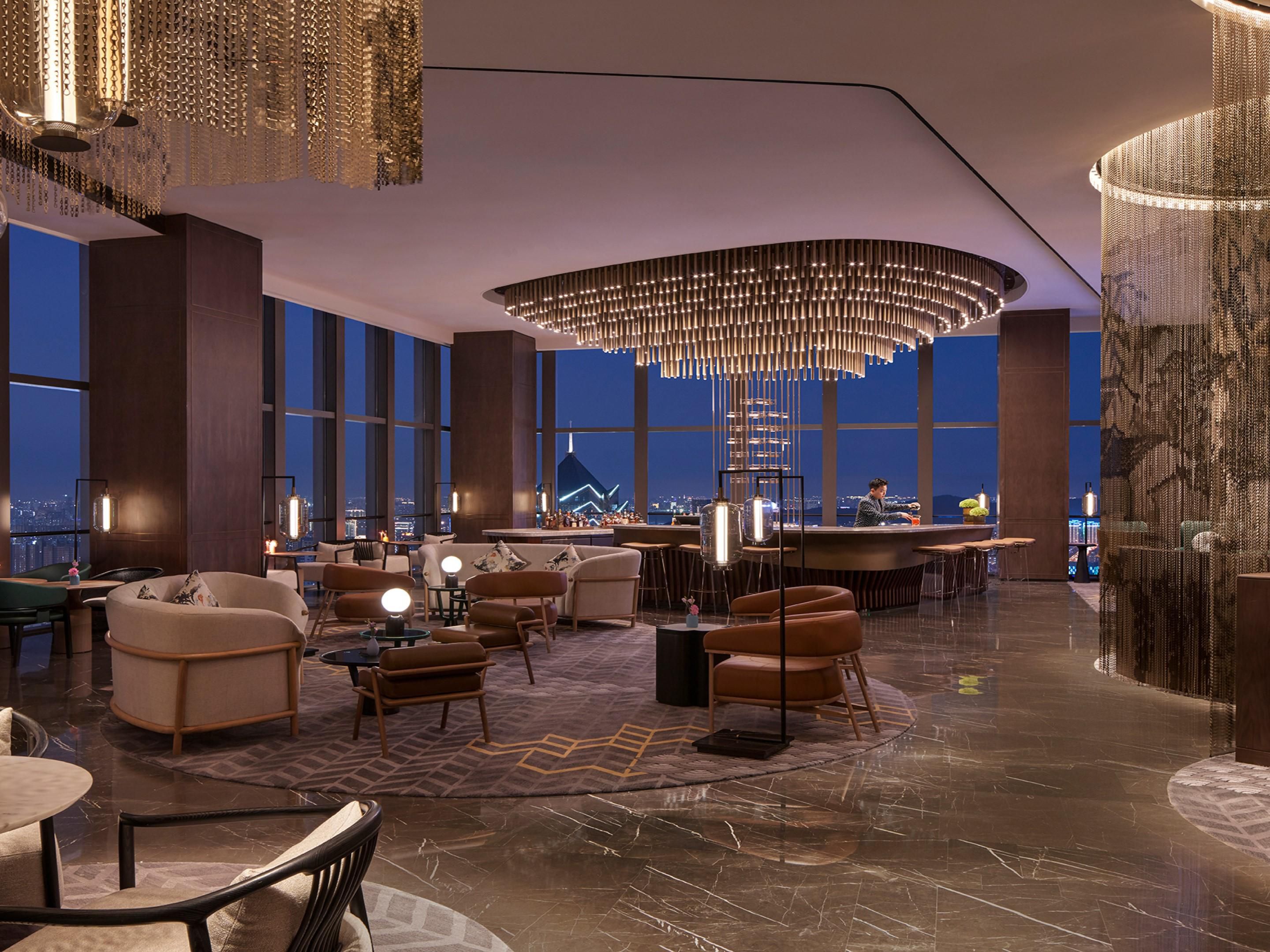 位于酒店46层的特色酒吧Pier 46，取码头之意，让宾客置身其间，仿佛回到千年前的古驿站，迎来送往，一派热闹景象。270度全景落地窗可远眺苏州古城标志性建筑——虎丘塔。在此静享创新融合鸡尾酒。