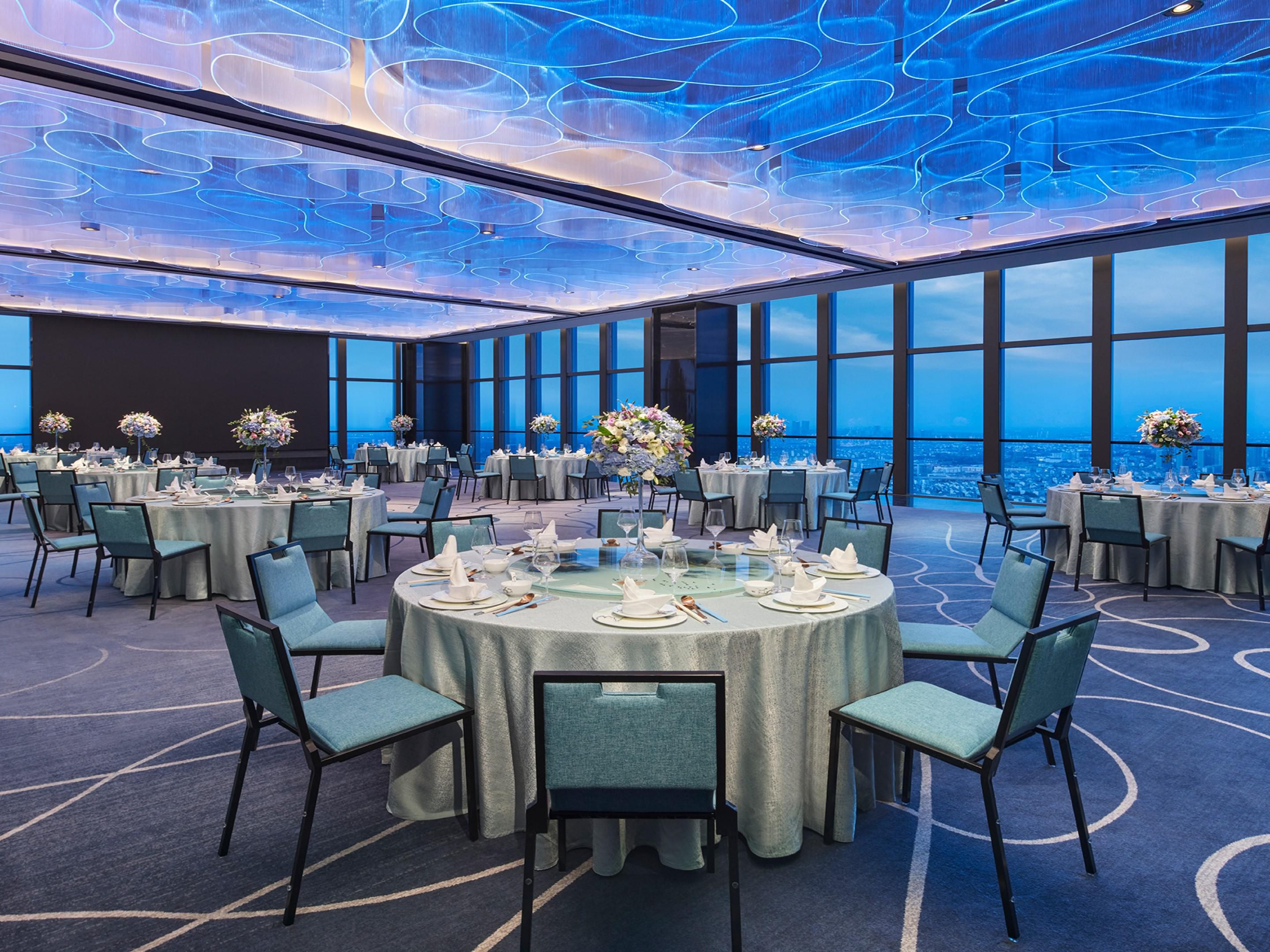 在这里，运河的千年水波与云端的无垠苍穹，第一次为爱情相拥。苏州古运河英迪格酒店云端婚礼场地，您与永恒的浪漫邂逅。