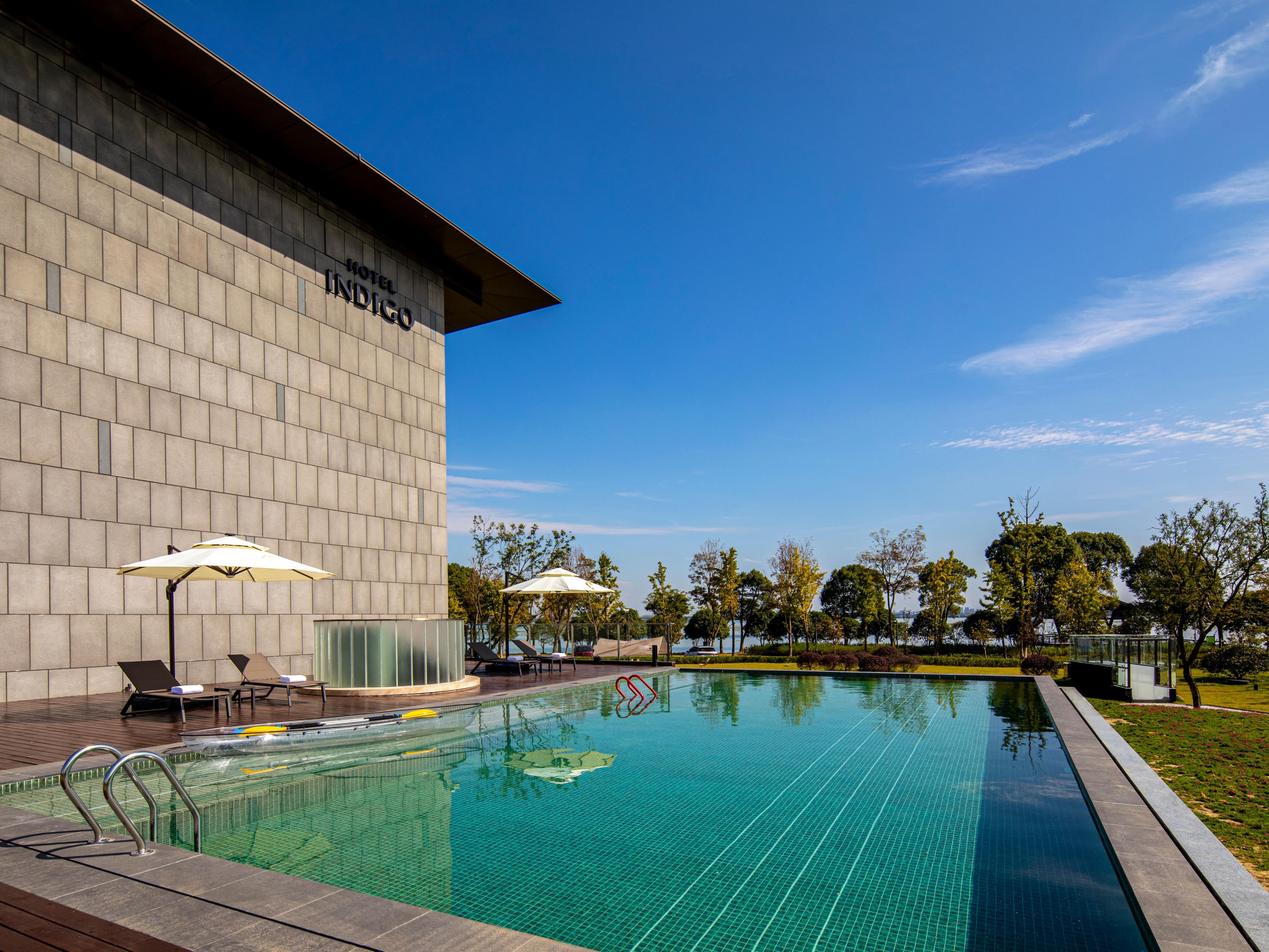 在苏州阳澄半岛英迪格酒店，藏着一方季节限定的清凉宝藏——户外泳池。它虽不直接眺望万顷湖光，却坐拥着与阳澄湖咫尺之遥的静谧与悠然。

泳池依循自然节律季节性开放，确保您在气候最宜人之时，畅享水畔度假时光。这里的设计巧妙汲取湖畔灵感，您能感受到从湖面吹来的习习凉风，呼吸到带着水汽的清新空气，在一种宁静私密的氛围中，尽享远离喧嚣的惬意。

池畔的时尚休憩区、充满设计感的园林布局，共同营造出一个都市之外的度假秘境。这里光影交错，绿意环绕，本身就是一处出片的网红打卡点，让您在戏水放松之余，也能轻松捕捉充满度假风情的精彩瞬间。