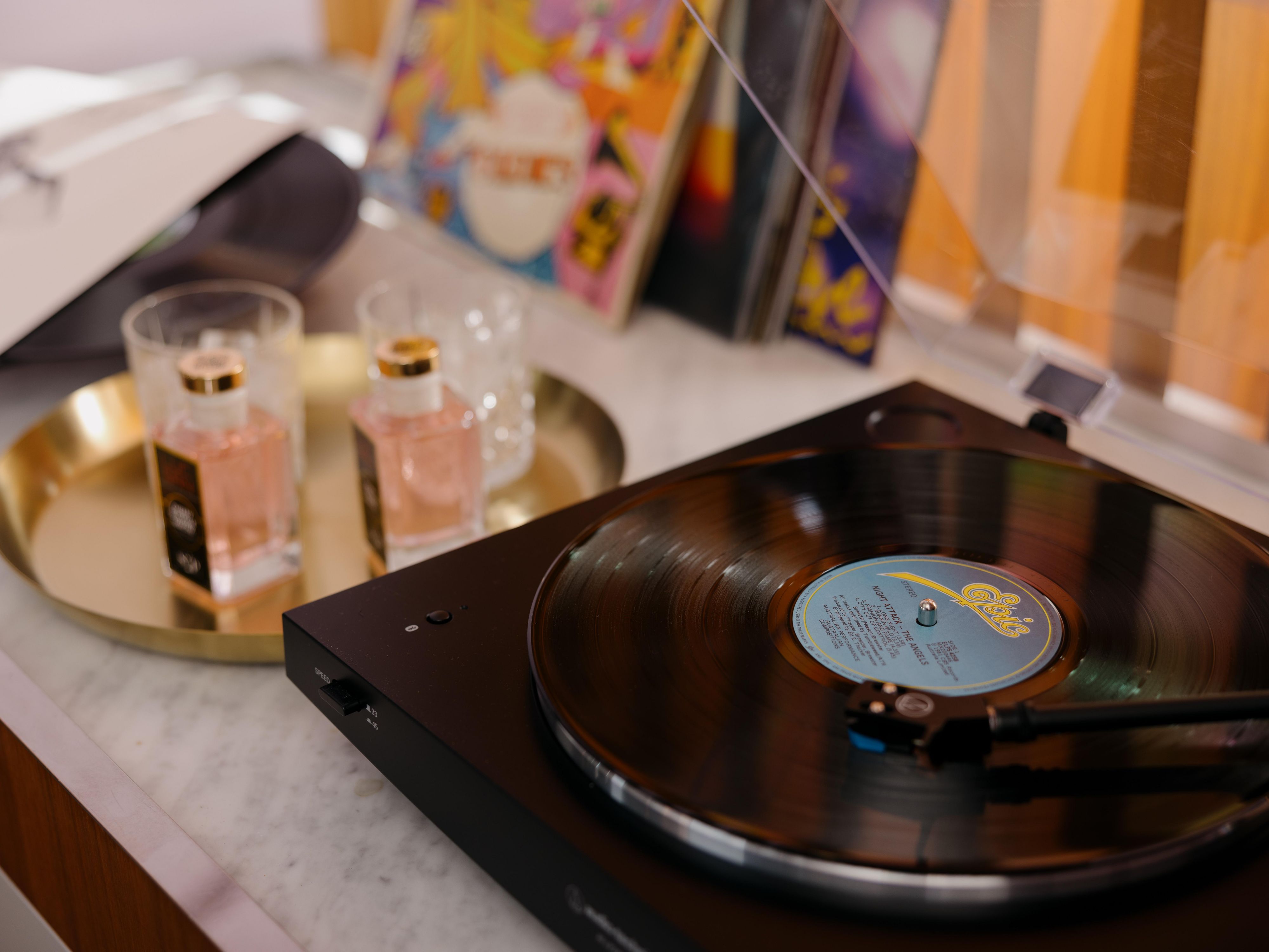 Uncover historical creative expression through vinyl in our Harbour View High Floor Suite. Toast to an extensive mini-bar comprised of signature cocktails from French and Japanese-inspired restaurant Luc-San.