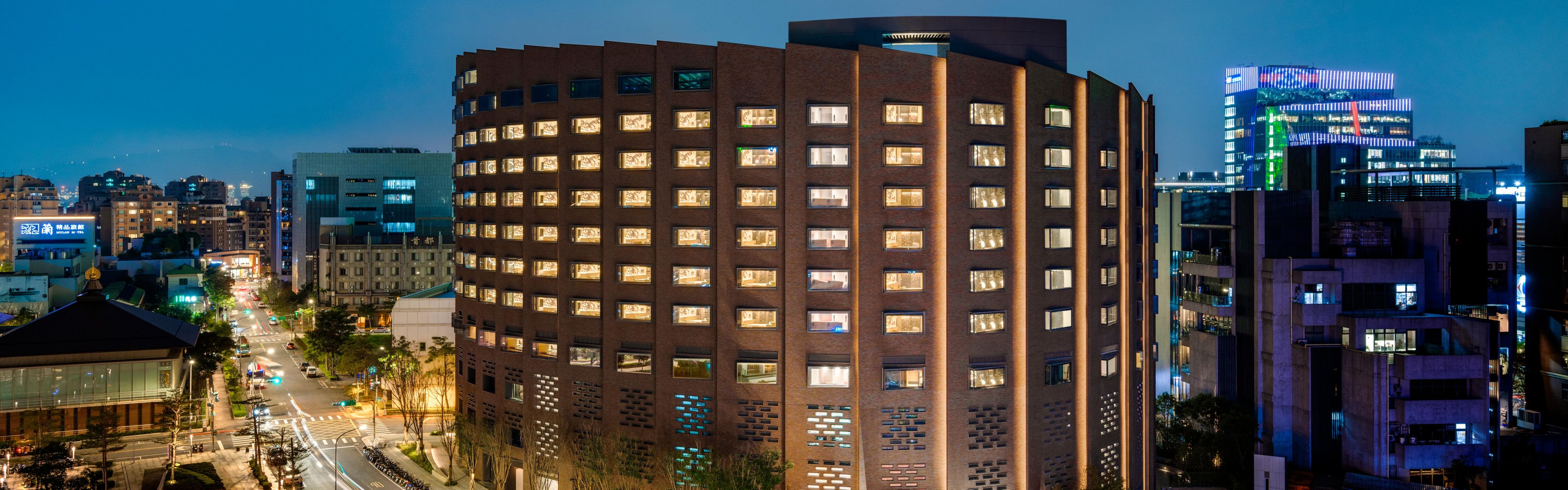 $hotelInfo.mediaDetails.welcomePhotos.primaryPhoto.caption}