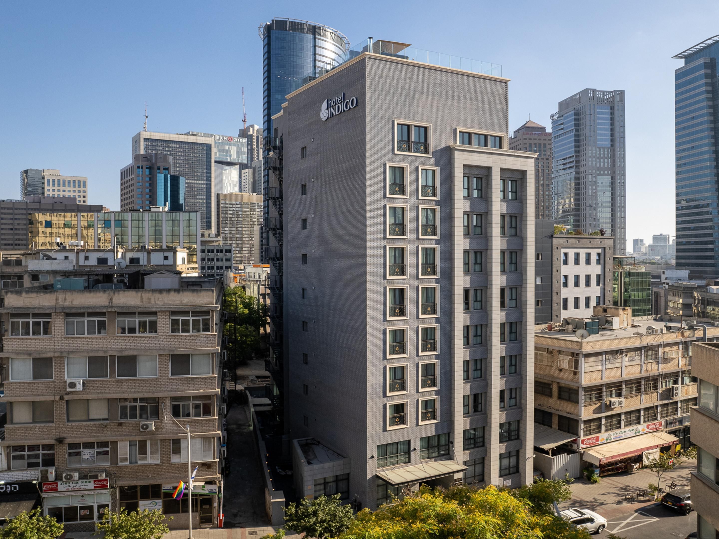 Near the hotel, you can find a number of very good restaurants, all open for dinner: Japanika, Reviva and Celia, Sheldon and more.