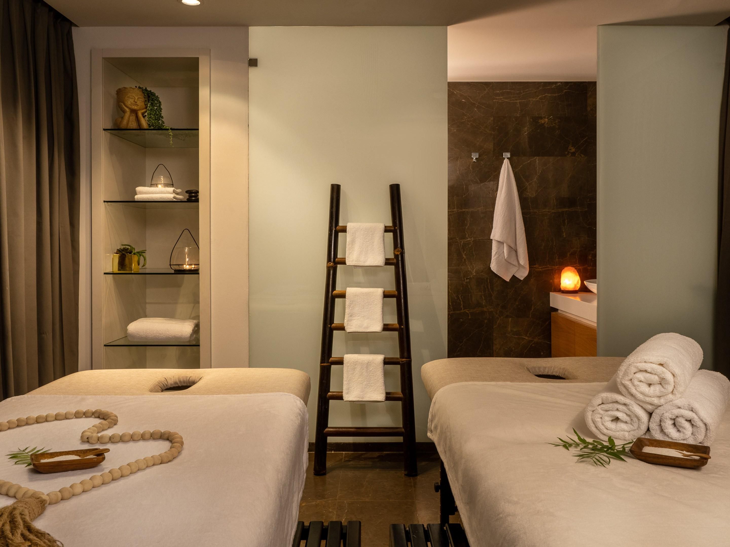 The city lights in the evening are the perfect setting for the Indigo Tel Aviv hotels spa package. We invite you to a pampering stay that includes night, a massage at the Sparadise hotels spa for each person 45 minutes a rich breakfast, and the most beautiful view from the hotels rooftop pool.