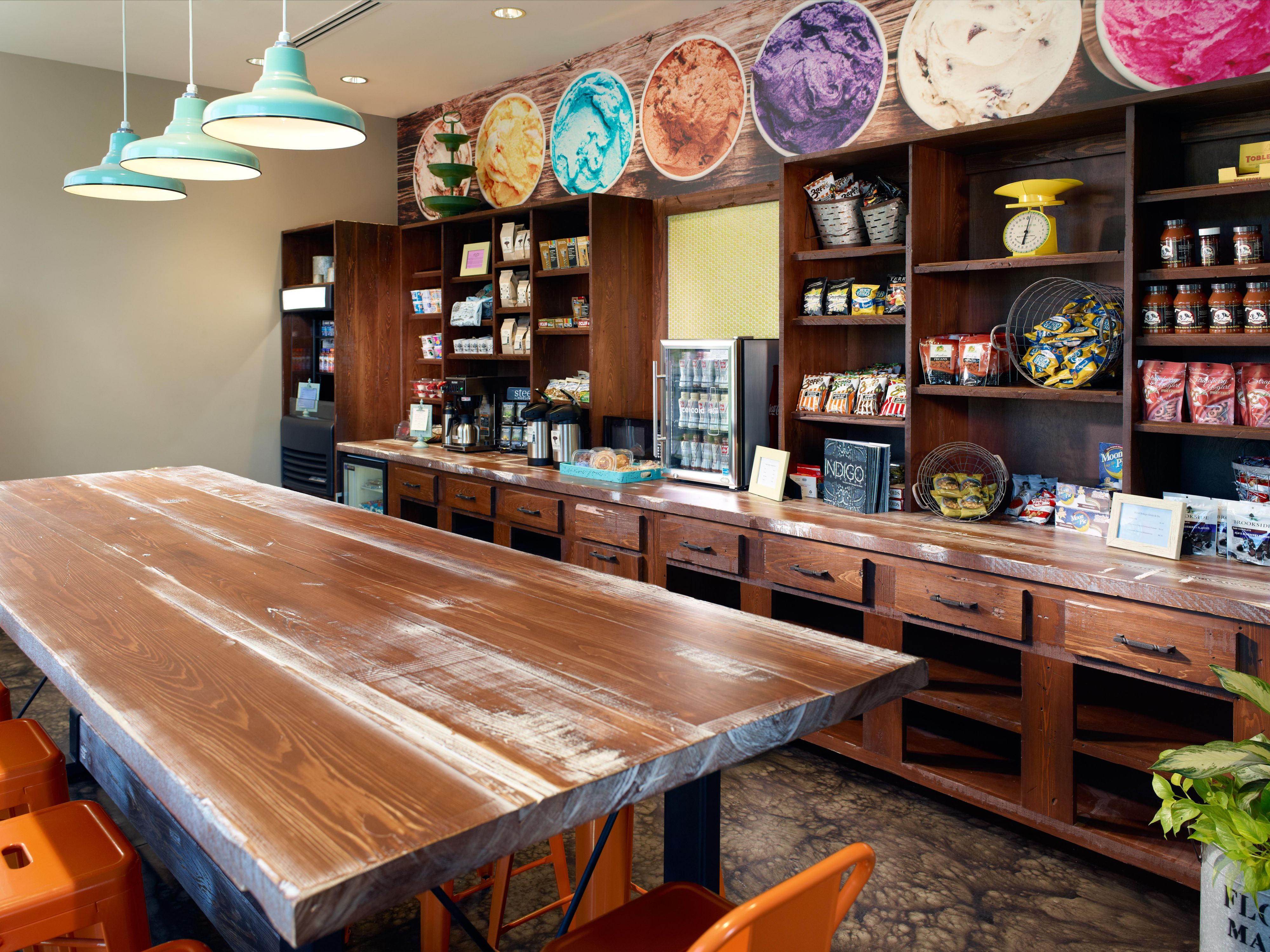 No matter what time of day it is, stop by our lobby's 24-hour grab-and-go market. Whether you're on your way to a meeting or simply don't feel like slowing down, our hotel market offers local treats, snacks, drinks, and travel essentials to keep you going.