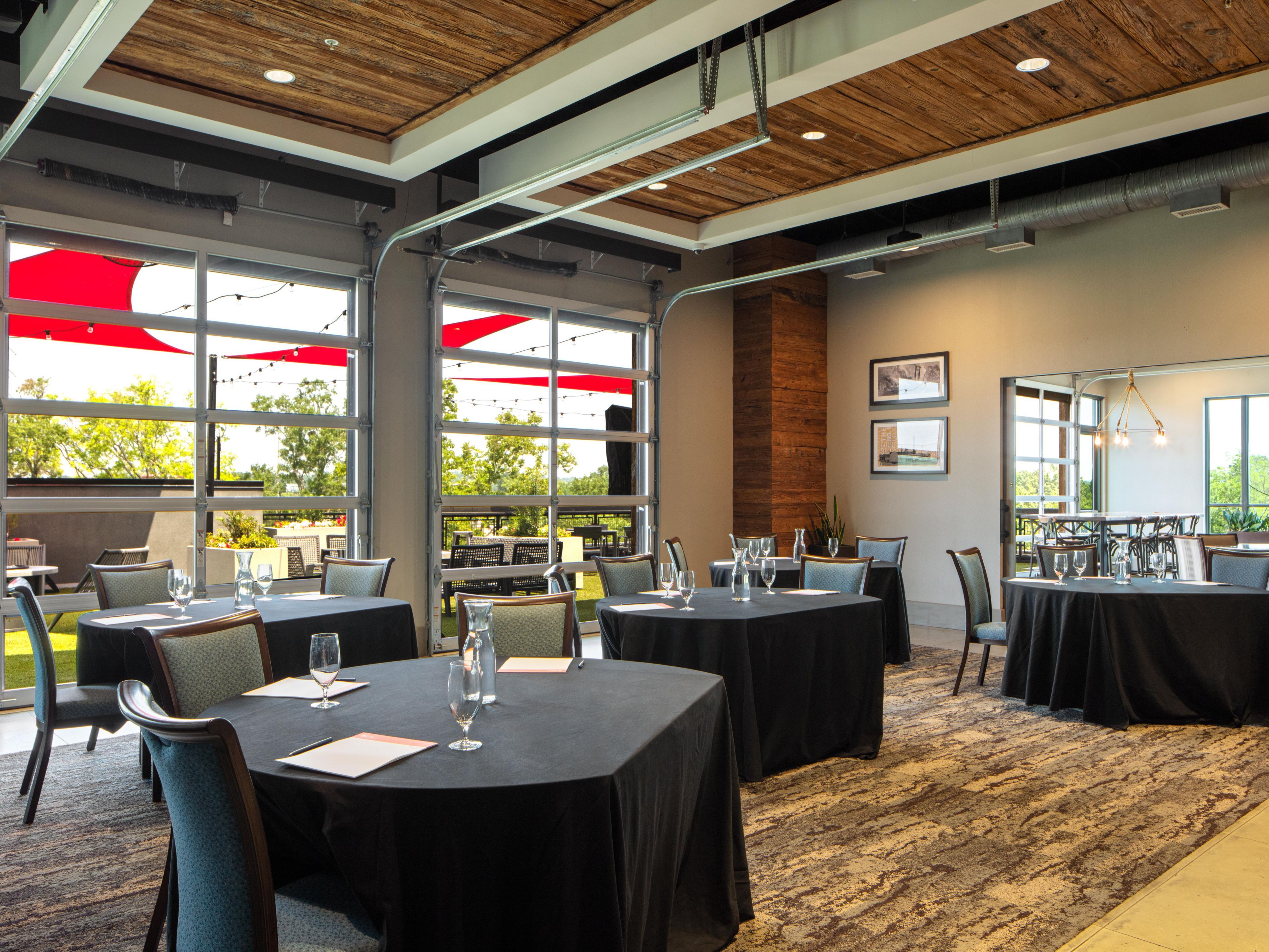 Enjoy our unique and inviting private space on the rooftop. Featuring flexible set up options, natural lighting, and opportunities to relax outside on the terrace. Keep your corporate clients engaged with music, activities, and fresh air - all complimentary amenities we provide. 