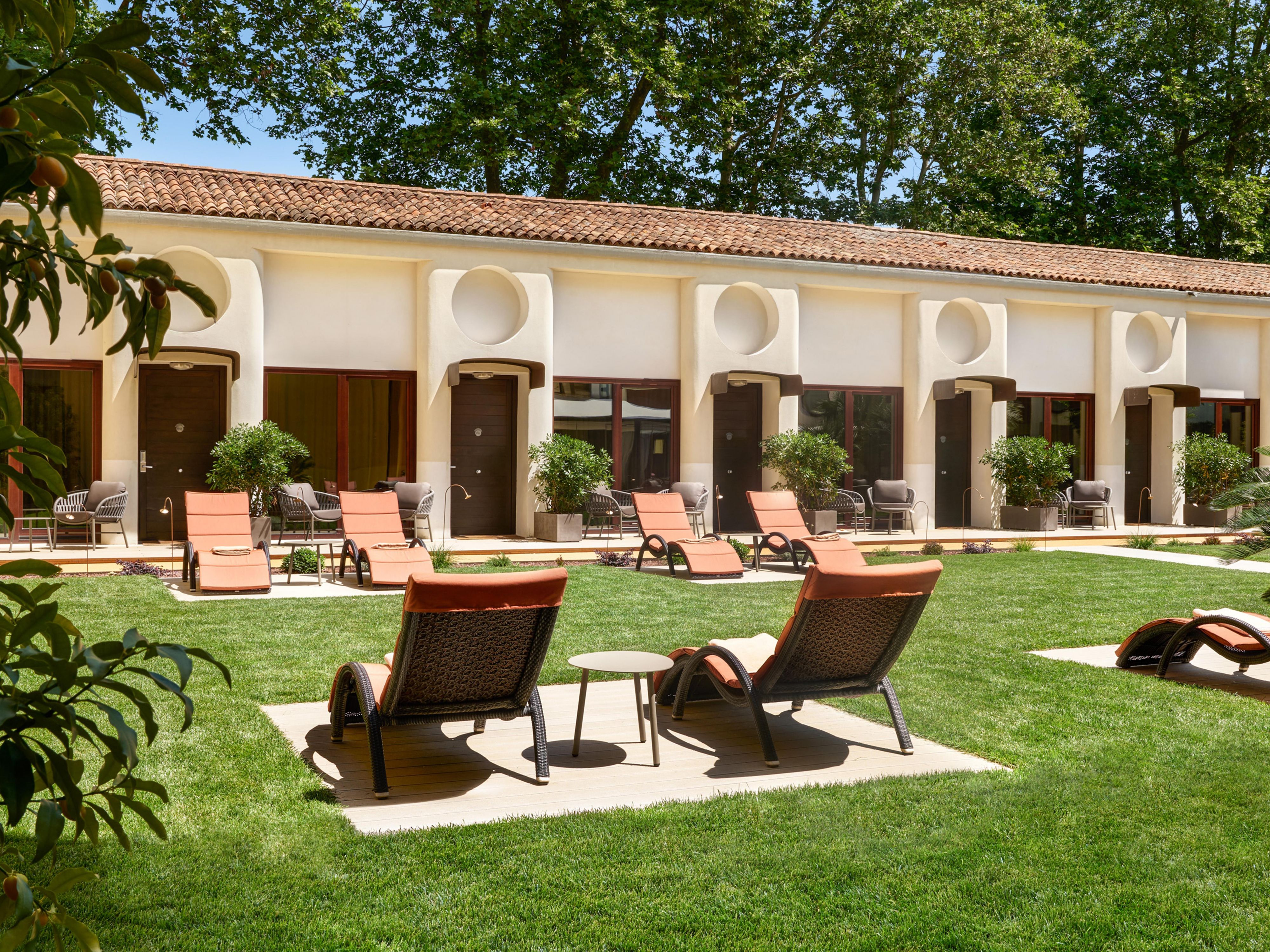 After a day spent sightseeing in Venice, struggling with tourists crowds, allow yourself to indulge in a relaxing moment: sip on a refreshing and taste cocktail prepared by our skilled bartender in the breathtaking setting of our inner garden, you will definitely get your energy back!