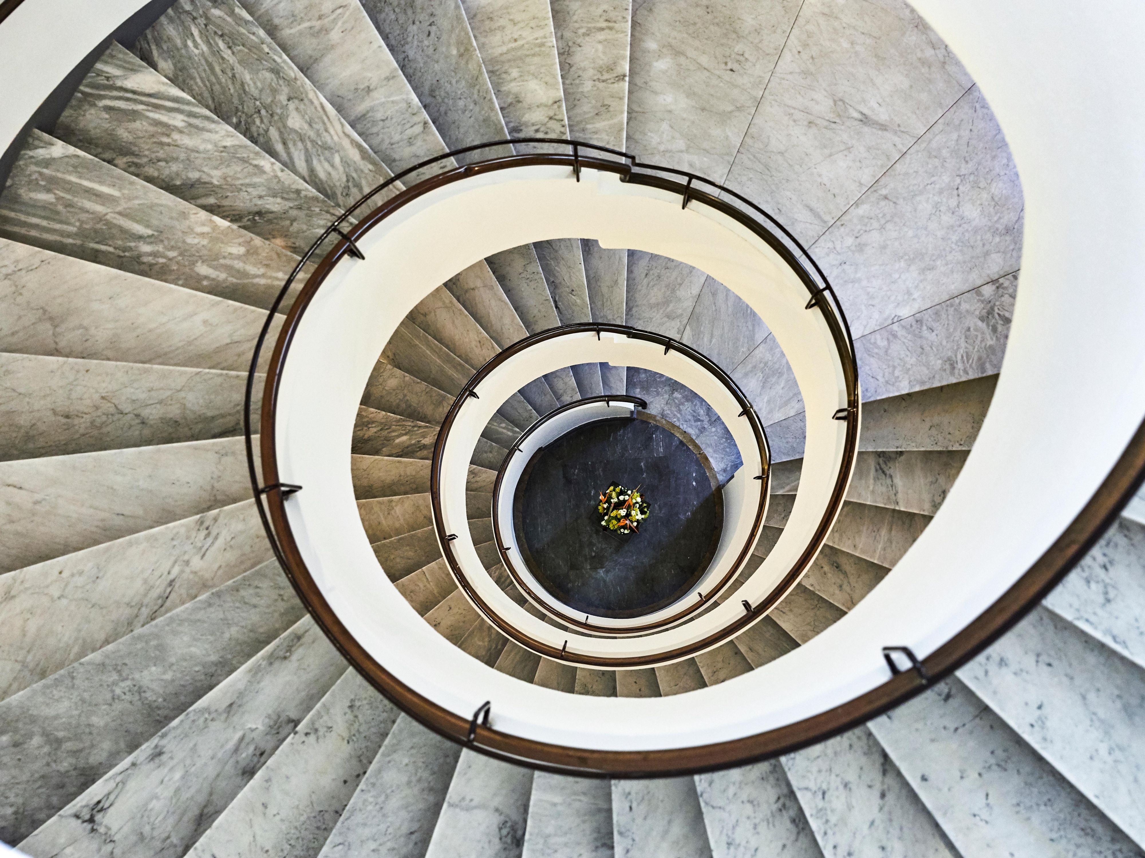 The grand architecture of the hotel provides the ideal setting for your reception. Our inner garden can be the perfect backdrop for your most special day. A romantic trip on a gondola around the canals, a memorable tour in a vintage motorboat, a professional photo shoot, and flower arrangements.