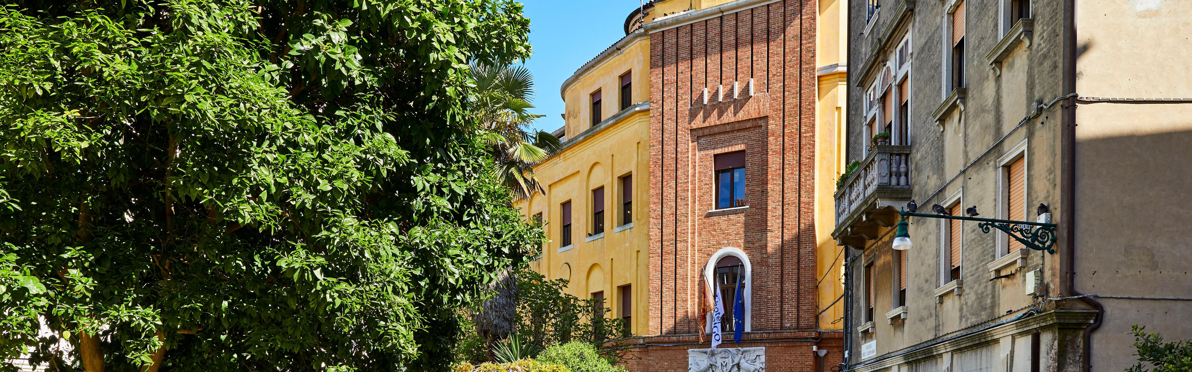 $hotelInfo.mediaDetails.welcomePhotos.primaryPhoto.caption}