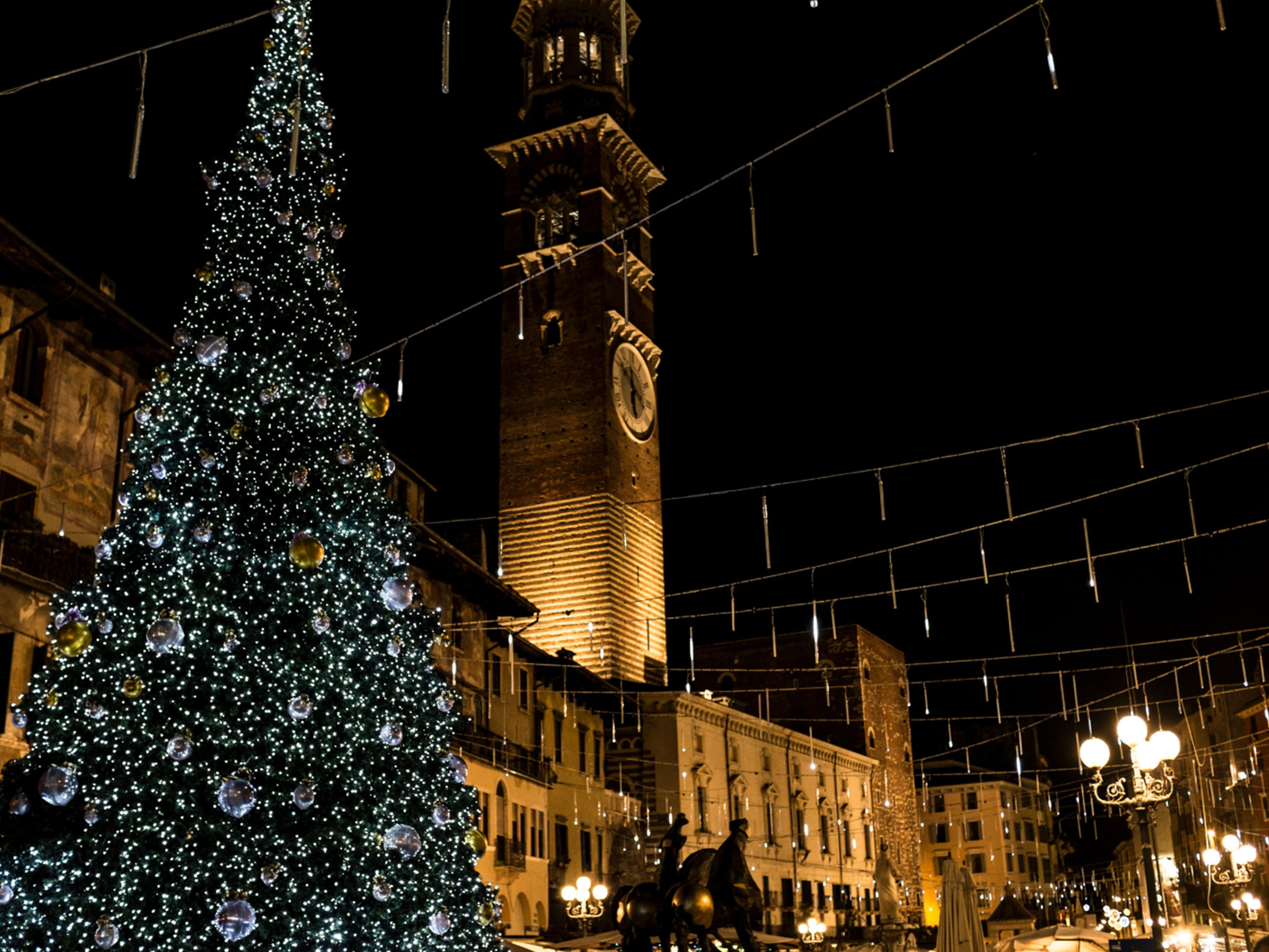 Still unsure how to make this Christmas truly special? Don’t worry, we at Hotel Indigo Verona – Grand Hotel Des Arts are here to give you some inspiration. Treat yourself or a loved one to an unforgettable and romantic getaway in Verona this Christmas or New Year with our exclusive Magic Winter in Verona package!