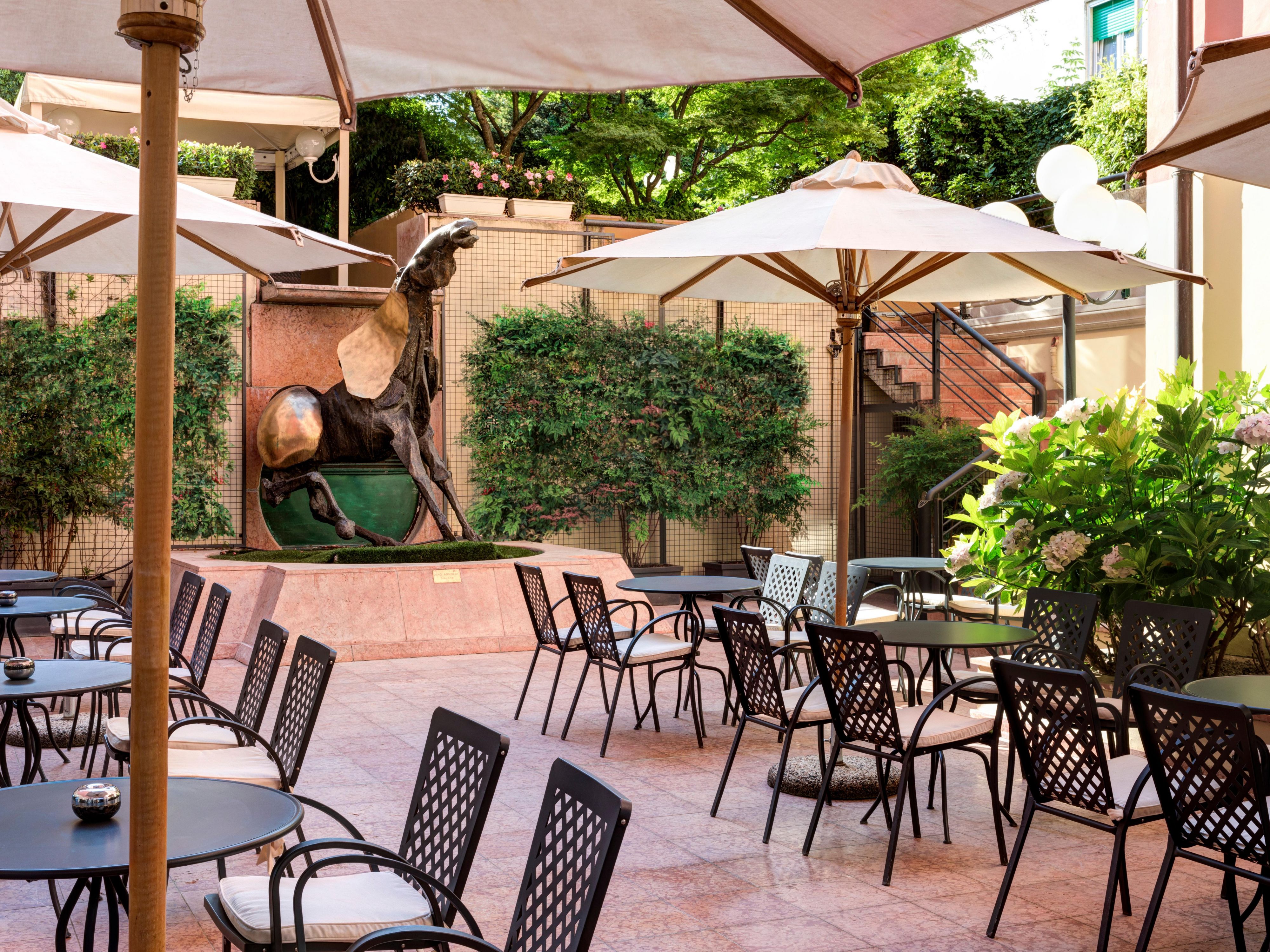 After a day spent sightseeing and discovering the numerous wonders of Verona, allow yourself to indulge in a relaxing moment: sip on a refreshing and tasty cocktail in the breathtaking setting of our inner garden or patio. You will definitely get your energy back!