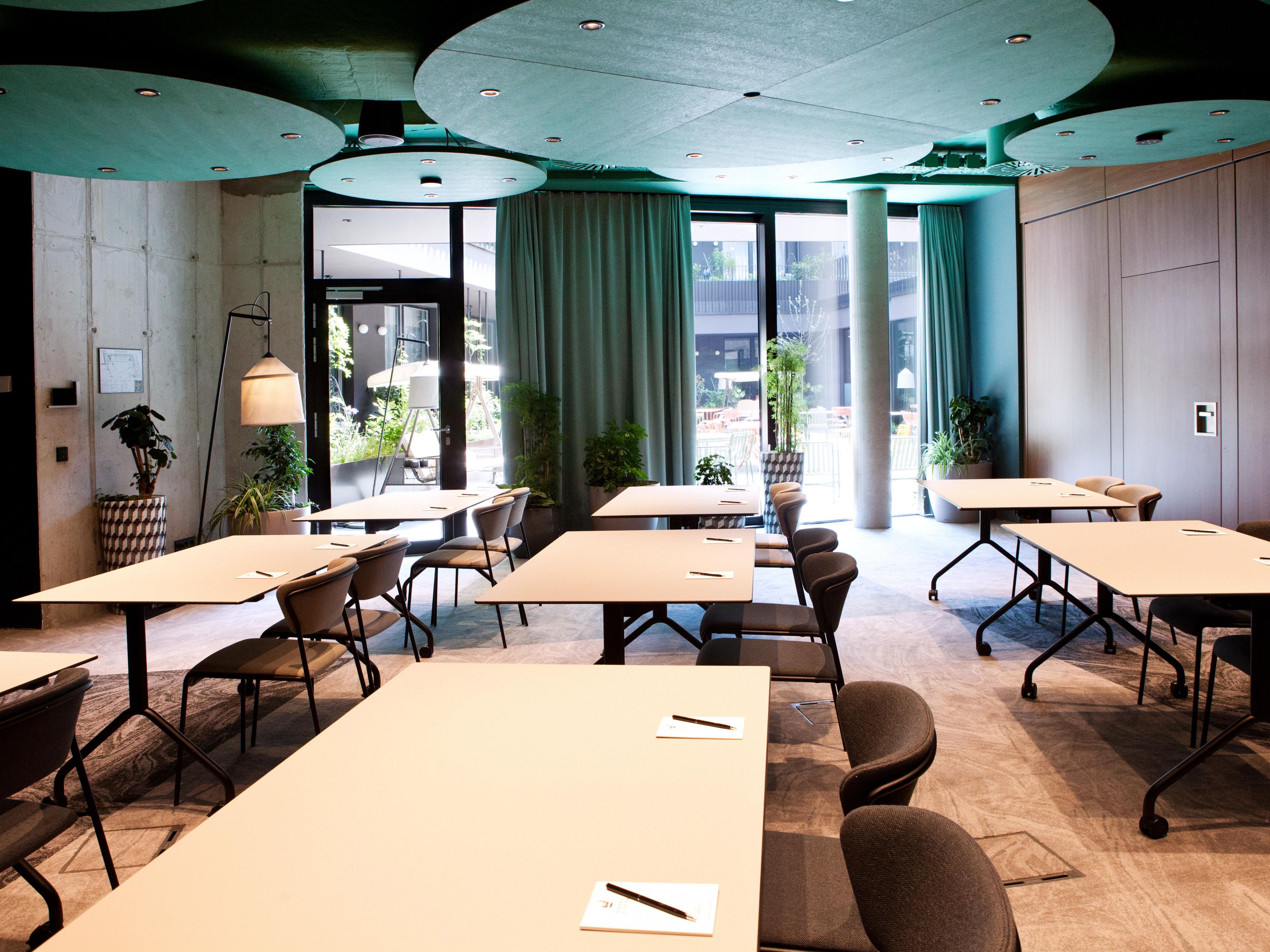 With a separate exit to the atrium, our meeting room filled with daylight , a lot of plants, high speed wifi and modern meeting technology.