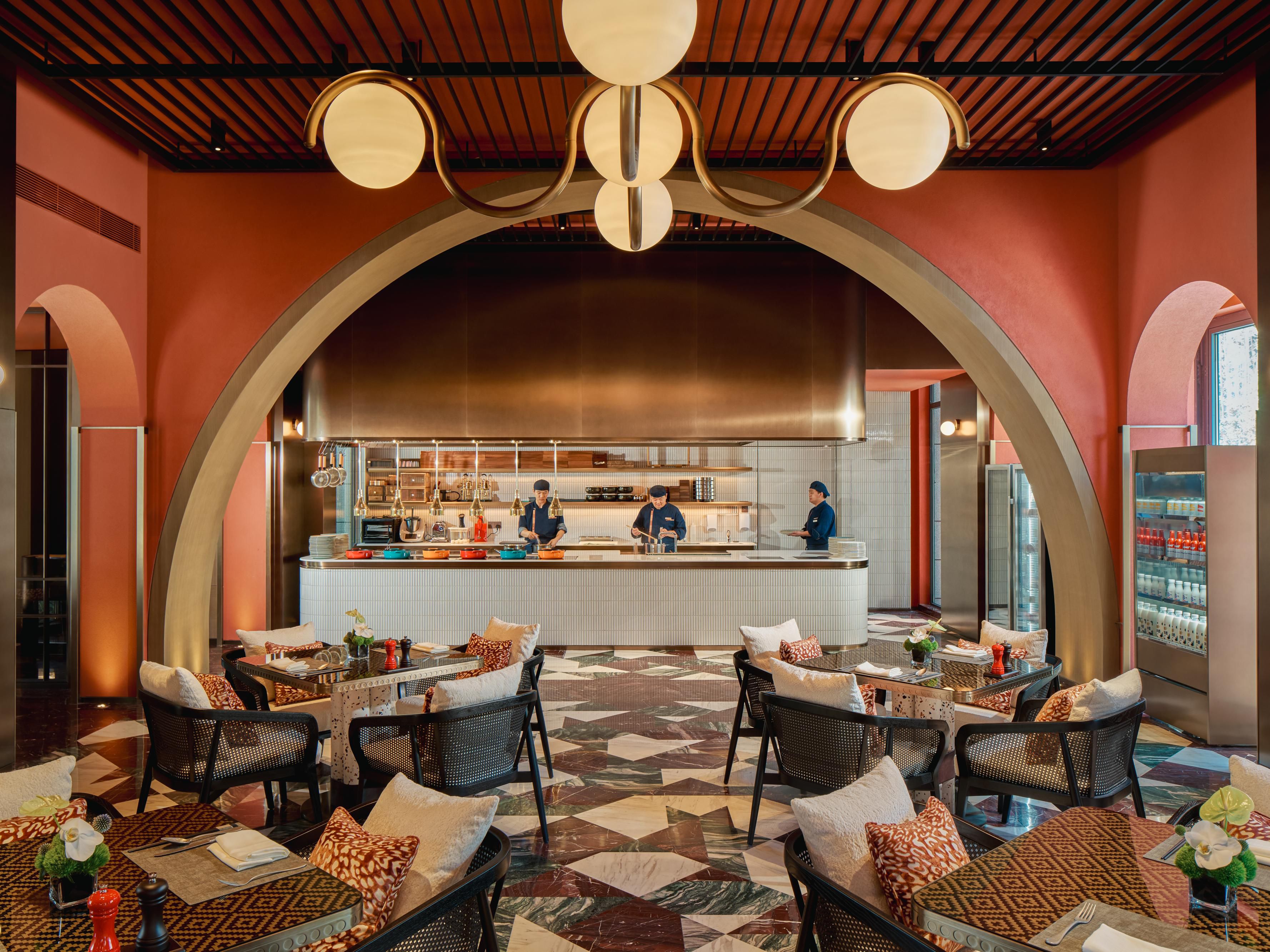 部分早餐食品在餐台上以自助形式展现，另外为客人提供厨房现点现做食品，包含特色粉面、多种形式的蛋类、甜品、咖啡/茶等，满足客人需求。