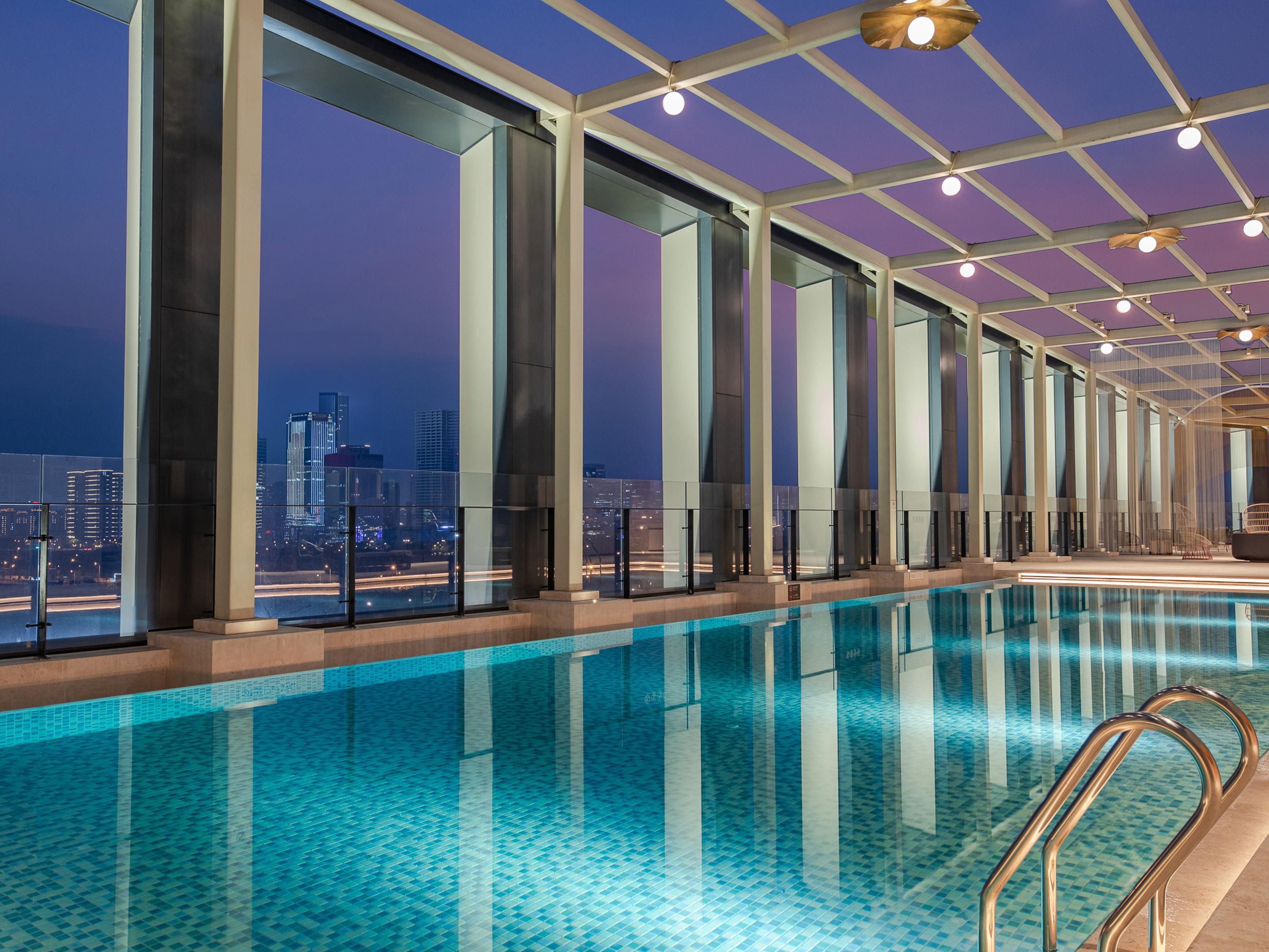 健身中心位于酒店顶层，设有室内健身房和露天泳池。