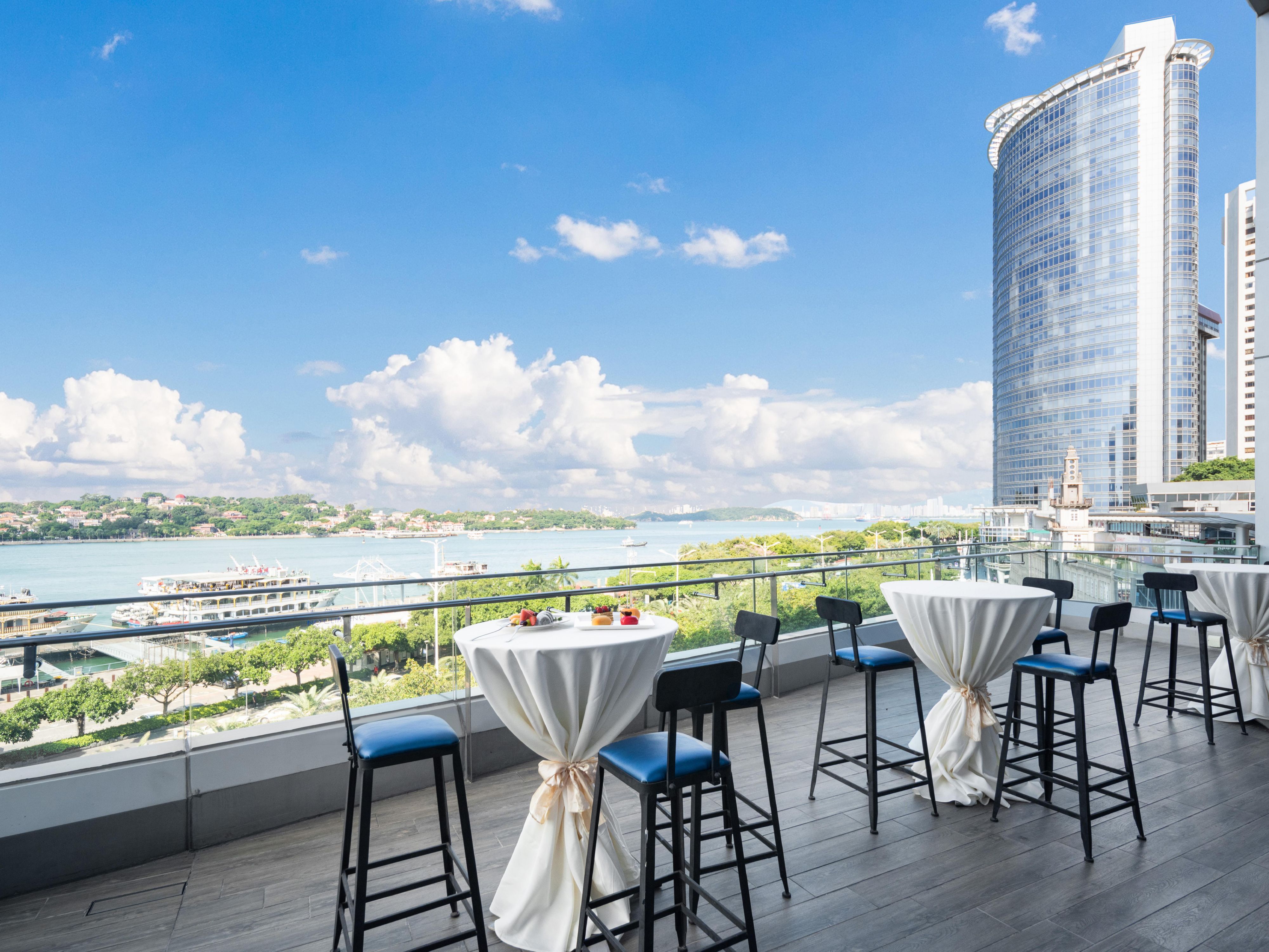 户外观景露台位于酒店5层，180°鼓浪屿海景一览无余，提供各种精选鸡尾酒。可容纳约20人BBQ。