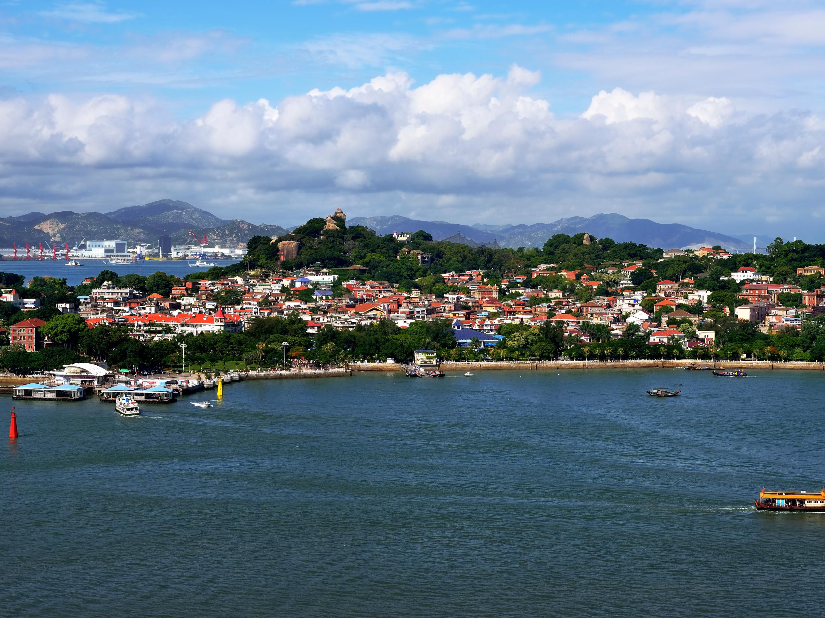 鼓浪屿（英文：Kulangsu）原名“圆沙洲”，自明朝至今名为“鼓浪屿”。与厦门岛隔海相望，面积约1.88平方公里，海拔为35-100米，有“海上花园”之称。主要景点有日光岩、菽庄花园、皓月园等。鼓浪屿融历史、人文和自然景观于一体，留存着千余幢风格各异的建筑，保留着音乐文化的传统，建成了“中国首家、世界一流”的钢琴博物馆和“中国唯一、世界最大”的风琴博物馆，享有“钢琴之岛”“音乐之乡”的美誉。先后获得国家5A级旅游景区、全国重点文物保护单位等荣誉。2017年7月8日，“鼓浪屿：国际历史社区”被列入世界遗产名录。酒店客房90%直面鼓浪屿，与您共赏邻间美景，探索邻间文化。