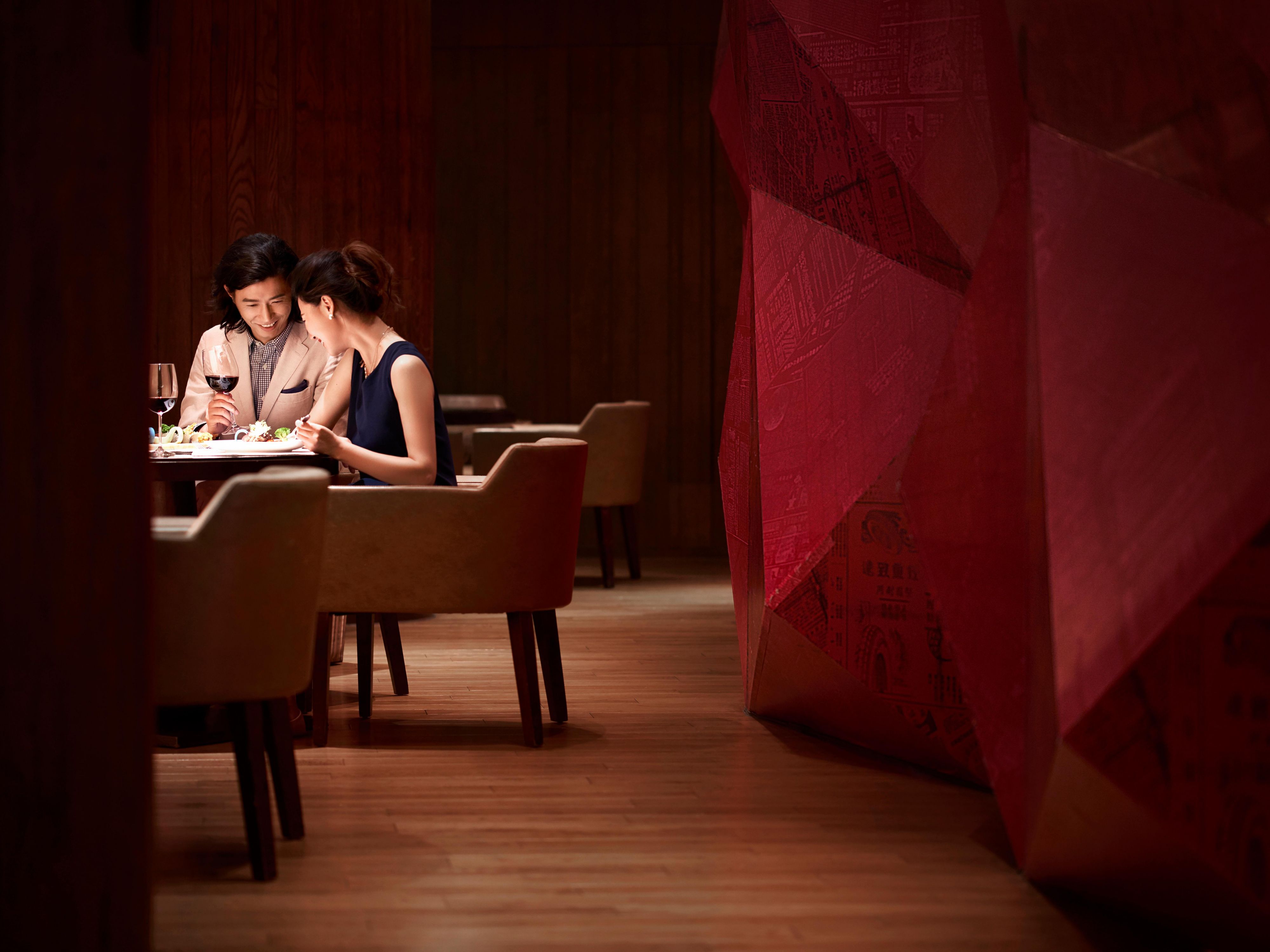 Inspired by Xiamen's unique colonial past, Quay Restaurant & Lounge, located on the 4th floor, offers a delectable mix of local cuisine, South-east Asian favourites and western dishes. The restaurant features an expansive city-view terrace overlooking Gulangyu Island and 2 private dining rooms with sea view.