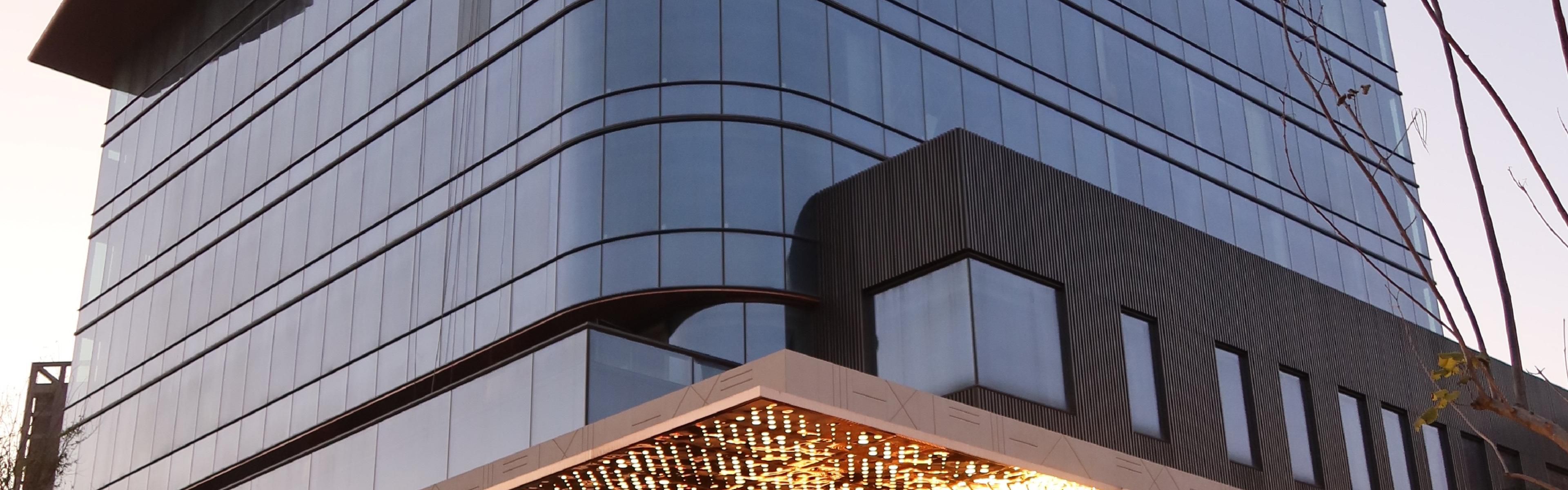 $hotelInfo.mediaDetails.welcomePhotos.primaryPhoto.caption}