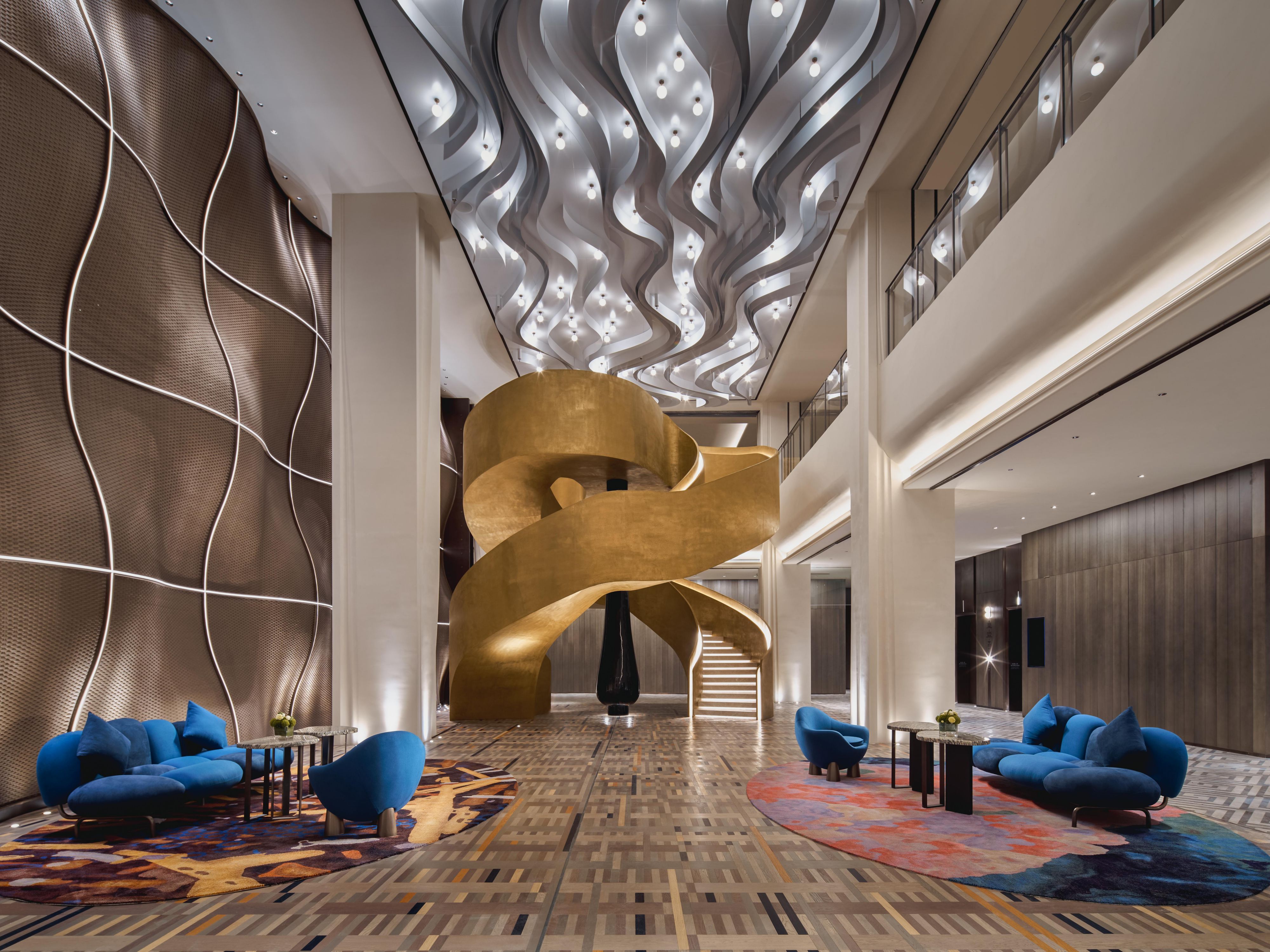 酒店设计巧妙融合了历史悠久的牧海文化、灵动深邃的海洋元素和地方自然与人文风情，让邻间文化交织绽放。这里，是心灵的驿站，也是探索的起点。步入大堂，宛若进入流动的海森世界，色彩斑斓而生机盎然。闯海精神的坚韧与活力、“海滋幻影”的神奇与壮美、“雪窝”的纯净、敬海传统渔灯节的仪式感，以及草编、绒绣、棒槌花边等非遗文化元素，亦依次在酒店各个空间缓缓展开，仿佛漫步在绵延的海岸线上，耳畔是渔人号角的悠扬旋律，心间是沧海桑田的变迁，一场别开生面的新旅程正等待您的开启。