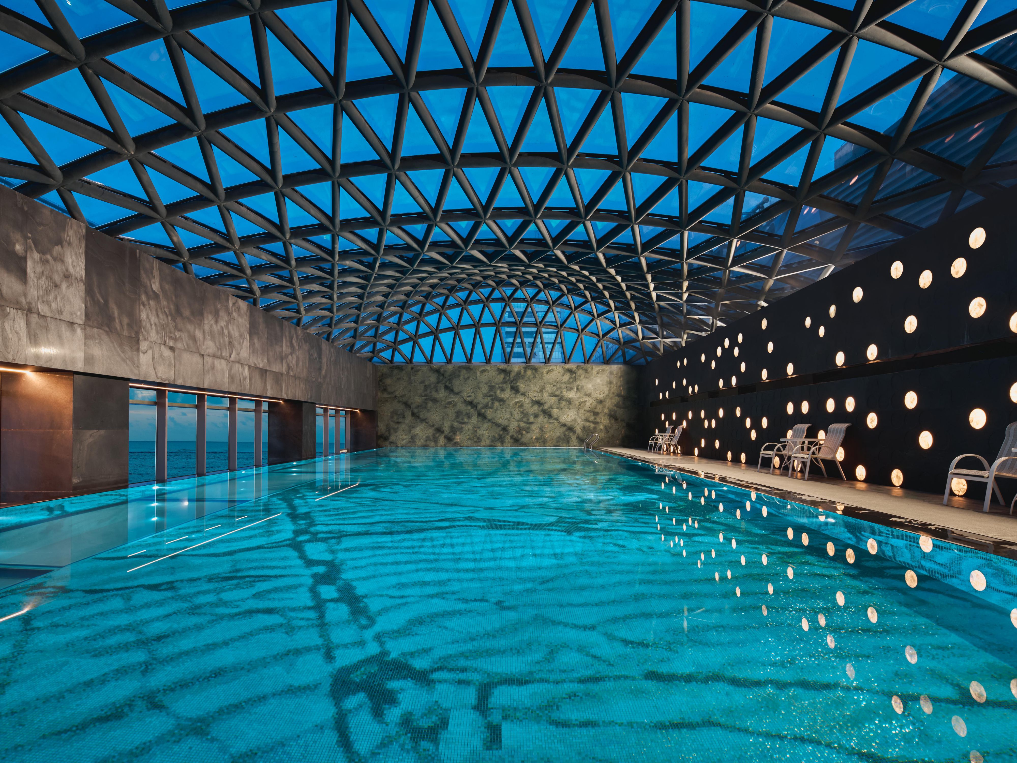 无边际泳池长25米、宽10米、深1.4米，恒温26-28度，可沐浴阳光，欣赏海天一色的美景。泳池底部及墙面装饰设计灵感来源于海石画，水面如镜，池底如海底般绚丽多彩。