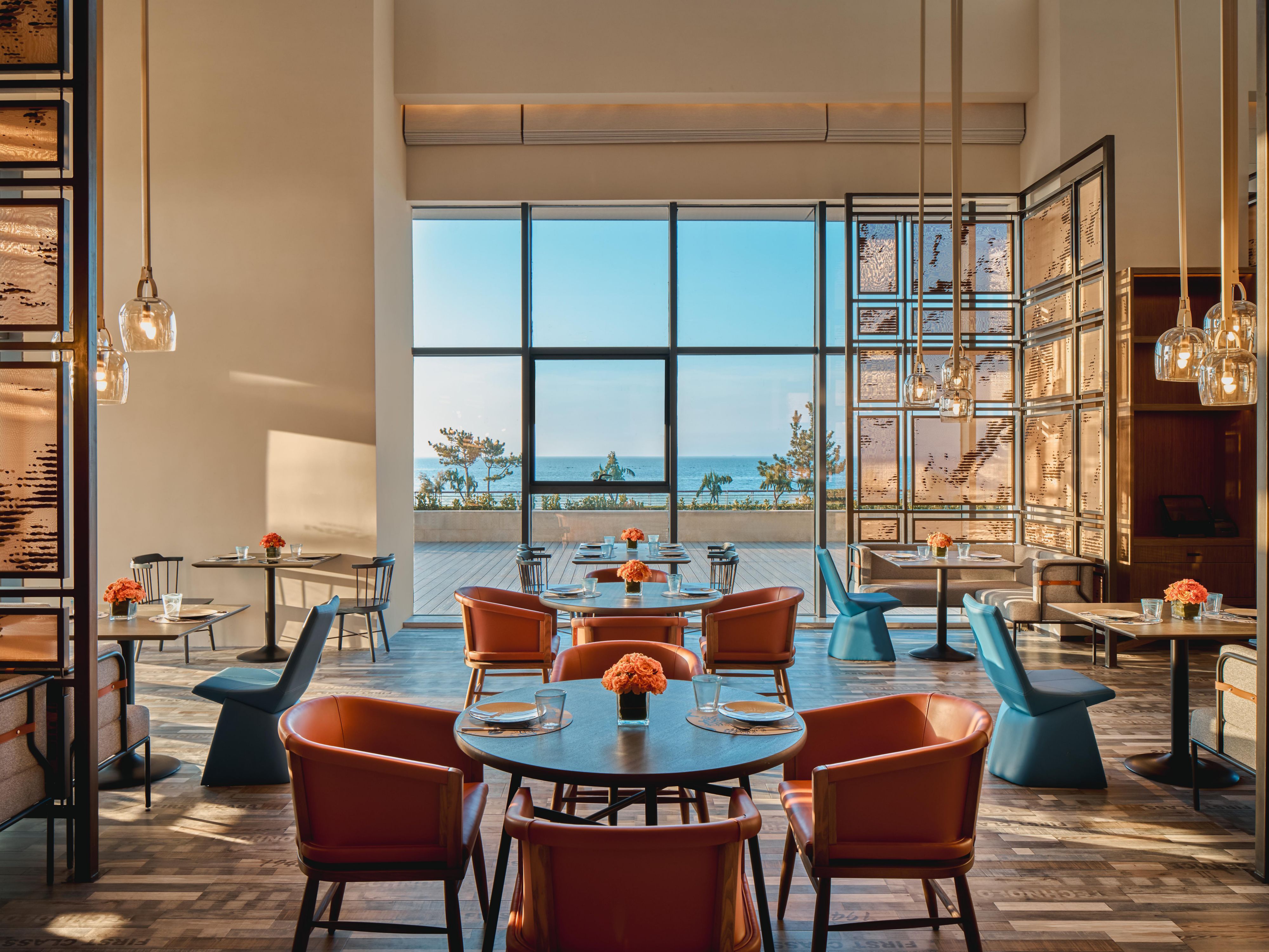 邻海餐厅宛如一艘漂浮在陆地上的渔船，装饰灵感深植于渔文化，海洋的馈赠被精心雕琢，每一道海派鲁菜都是海与美食的诗意交融，呈现着新鲜食材的本真魅力。自助早餐融合了烟台的邻间美味与环球美馔，主厨派送的招牌菜品更是为味蕾带来惊喜。自助晚餐则以巴西烤肉和本地海鲜为主，每一道菜都是对海洋的致敬。