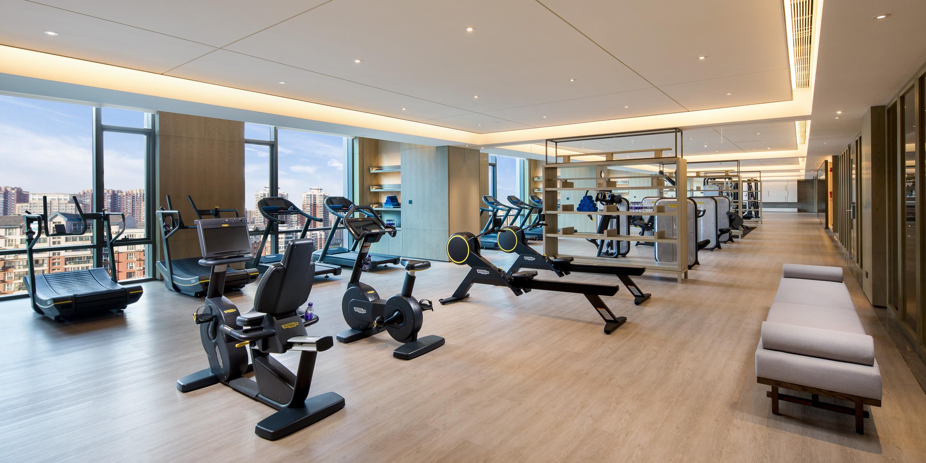 Located on the 4th floor of the hotel, the Fitness Center comprises an area of 1,220 square meters that includes panoramic floor-to-ceiling windows with views of outdoor scenery. The workout area is equipped with "Technogym" brand equipment and spin cycles. There is both an independent yoga space and a private training area.