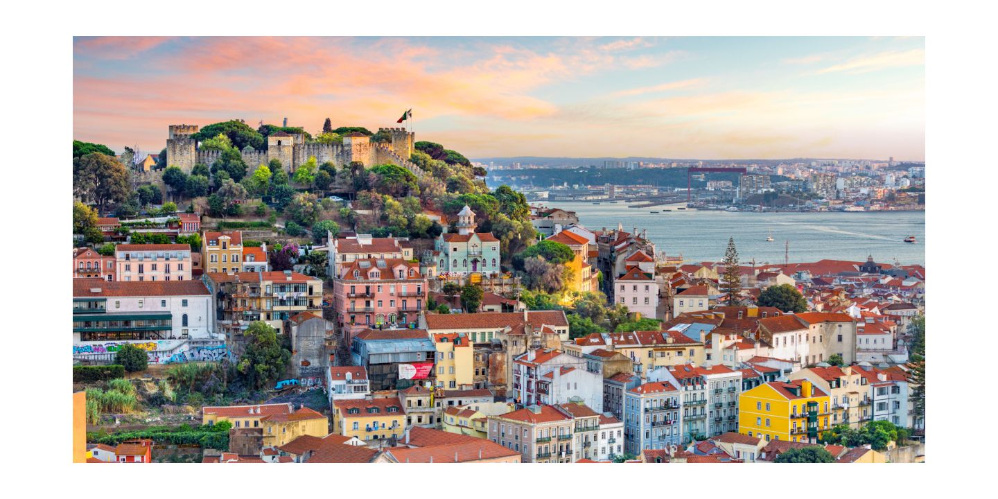 粉色与白色相间的缤纷奶油糕点的特写