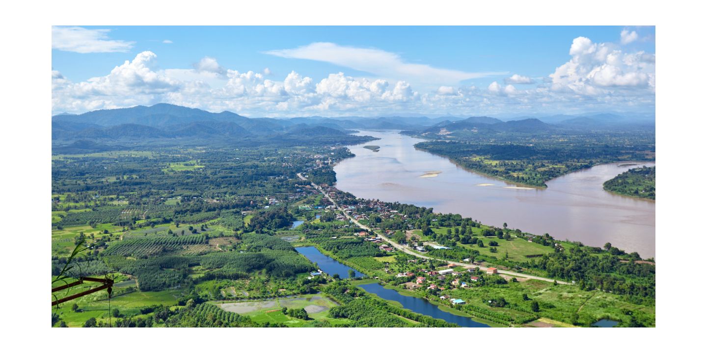 俯瞰清莱，领略河流穿越葱郁农田的自然美景 