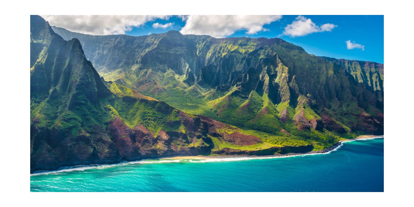 考爱岛海岸边，苍翠山峦连绵起伏，美不胜收