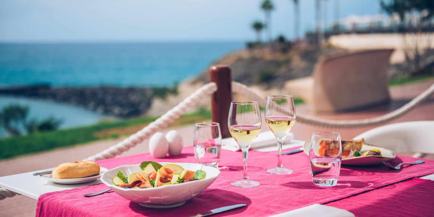 From sea-view dining to cozy cocktail corners, JOIA Salomé serves up local specialties and global favorites with warmth and flair. Vegetarian options, premium wines, and à la carte selections are all on offer as part of your all-inclusive or half-board stay.