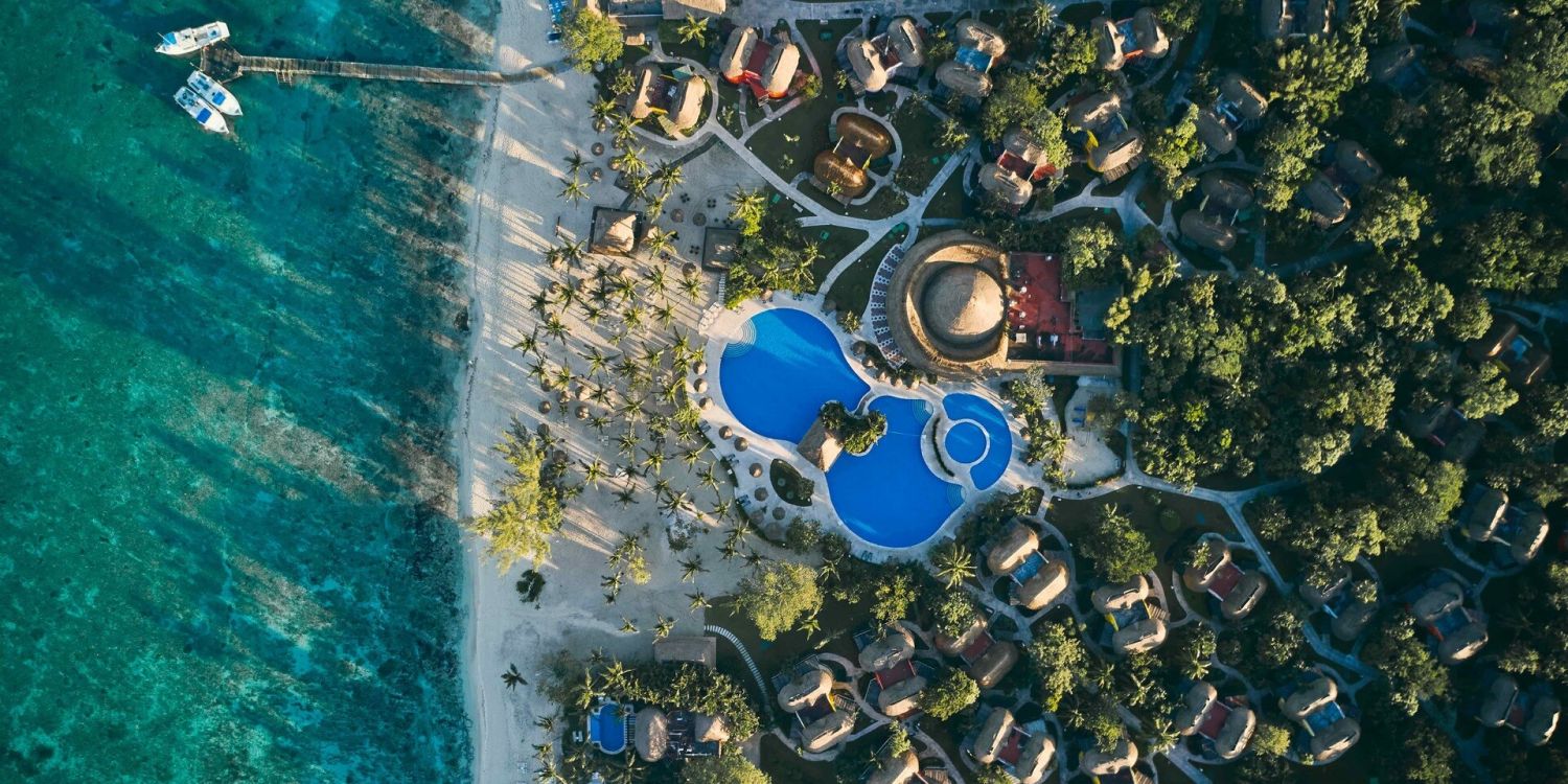 科苏梅尔一座大型度假村的鸟瞰图。