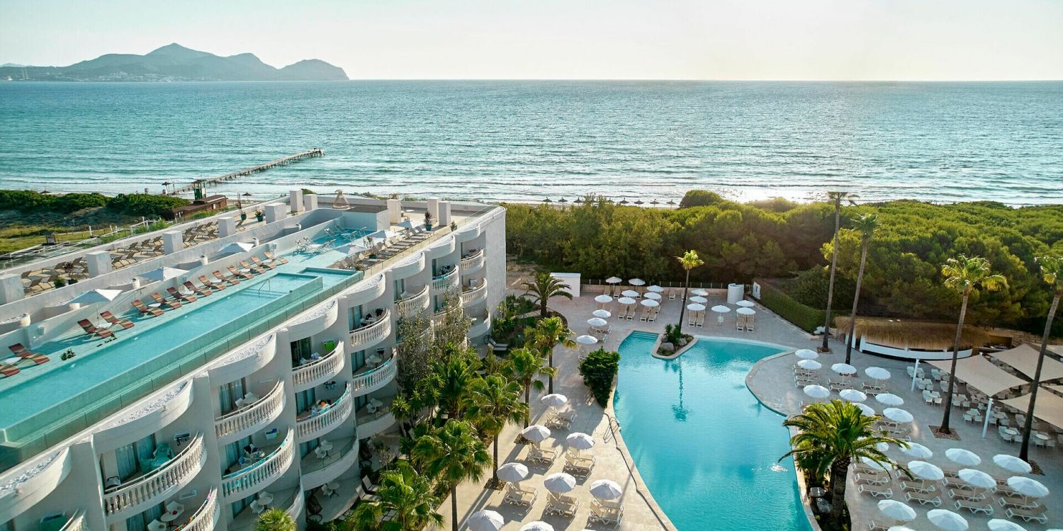 屋顶泳池坐拥西班牙的壮丽海景，景色一览无余。