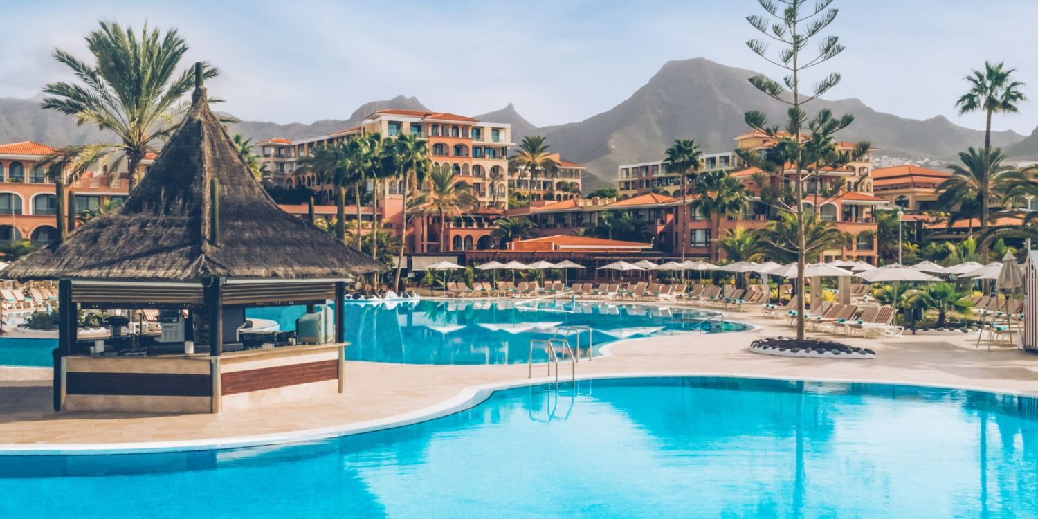 以加那利群岛火山为幕，一座恢宏的度假村坐落其间。