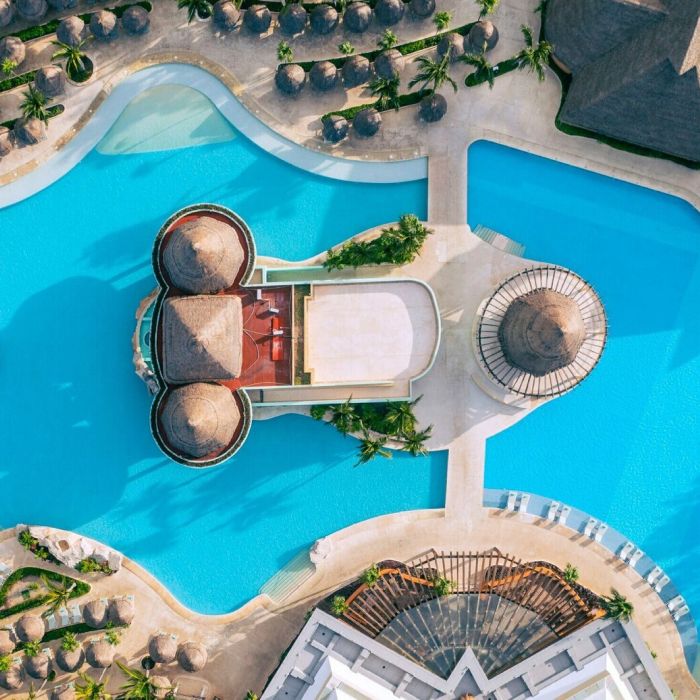 匠心独运的漂浮泳池酒吧与餐厅，坐落于里维埃拉玛雅。