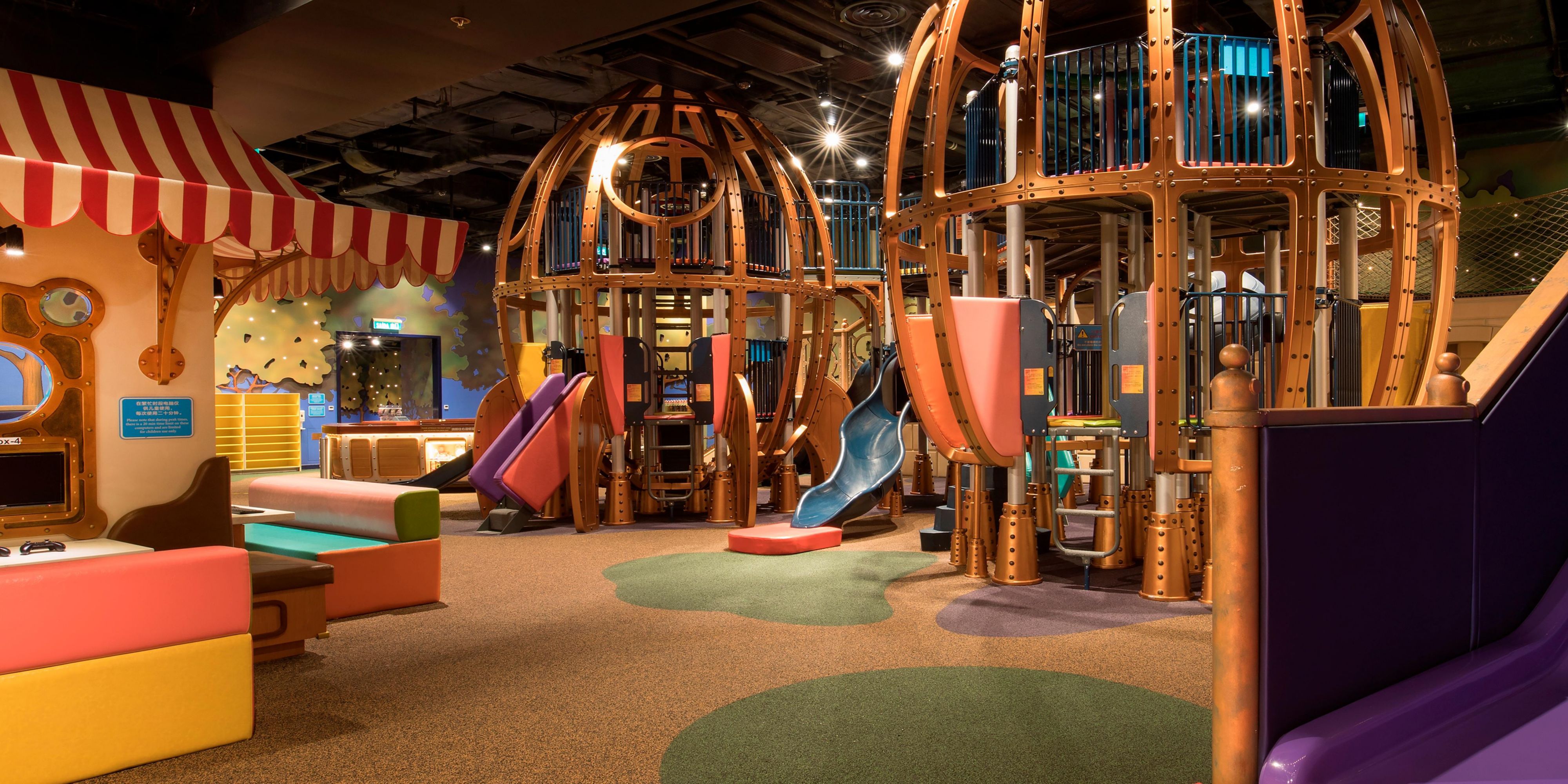 全家出游到访澳门巴黎人，也定必能尽享欢乐。Q立方王国拥有超过20,000平方英尺（1,858平方米）的室内与室外空间，遍布攀登太空舱、滑梯、旋转木马等各种游乐项目，大孩子小朋友都能乐在其中，亦可陪同您的孩子一起享受欢乐时光！不同年龄段的大小朋友们皆可齐聚历险Q立方举办聚会，开心畅玩。我们为您准备了不同的套餐菜单及装饰、派对活动项目供您选择！澳门巴黎人水世界拥有三大水上娱乐区，设三个独立泳池，让大人小孩都能畅享水上乐趣。翻斗乐、飞船以及1米到12米不同规格的儿童水滑梯等丰富水上设备都能满足您和孩子的不同需求。池畔小食亭、咖啡室等休闲空间，躺在池畔品着美酒，让您和家人朋友在此休闲欢聚，纵览巴黎铁塔的迷人景色。