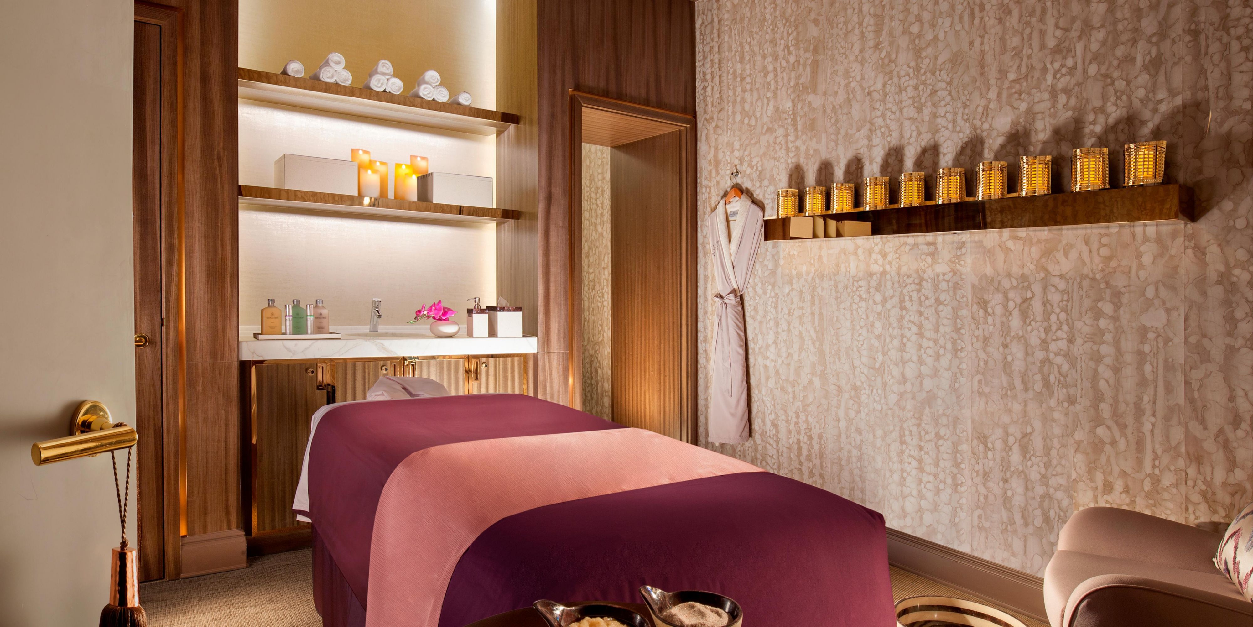 丽舍水疗中心结合高科技护肤产品和国际前沿SPA理念，让您在舒适奢华的水疗护理中告别一天的疲劳，尽享身体、精神和心灵全面焕发活力的美妙体验。水疗结束后，您还可光顾我们精心打造的精品店，选择SPA或护肤产品作为礼物送给家人朋友，让他们在家也能享受到专业的水疗体验。