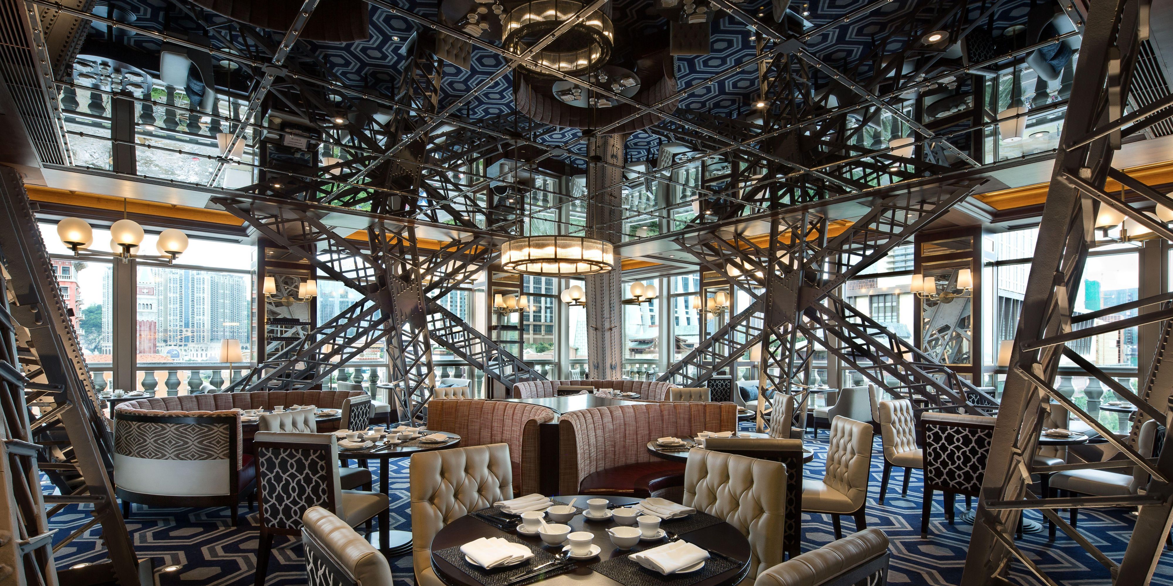 屡获殊荣的巴黎轩位于澳门巴黎人标志性的巴黎铁塔内，于极具现代主义风格的餐厅装潢下，饕客可品尝精致粤菜，同时饱览路氹金光大道璀璨景致。中菜行政总厨雷柏现秉承传统粤菜烹调技巧，加上其别具巧思如诗画般的摆盘美学，有如上演一场美轮美奂的视觉盛宴。夜幕低垂，客人亦可于餐厅内典雅的酒吧小酌一番，尽情沉浸于微醺的巴黎之夜。