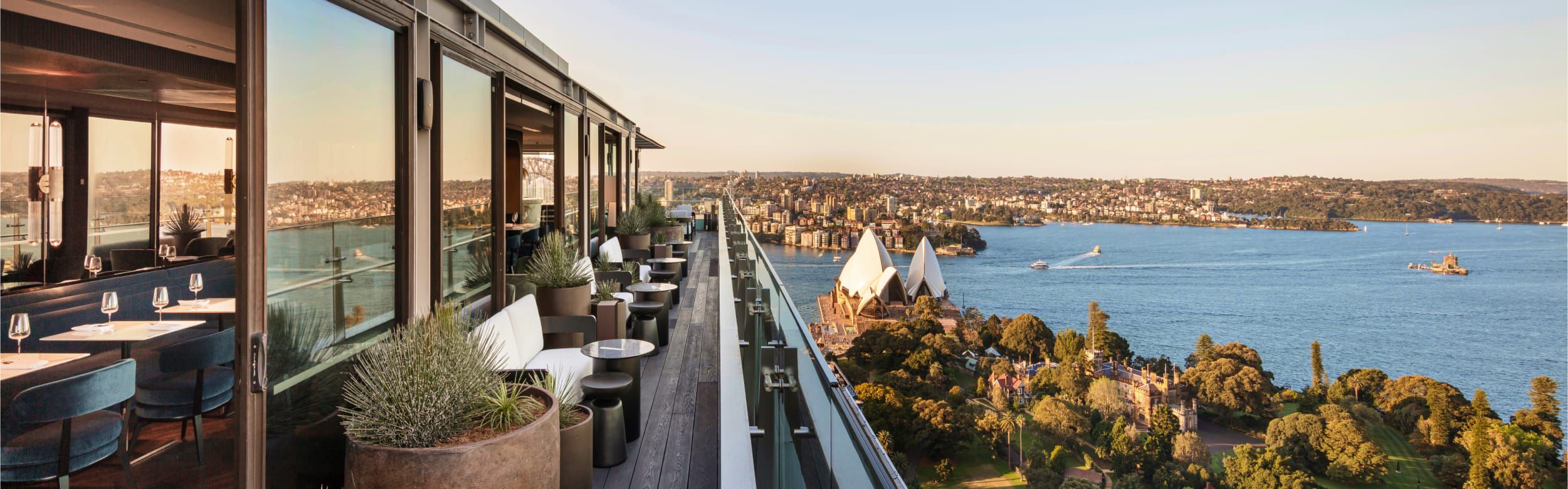 可俯瞰悉尼港的餐厅阳台