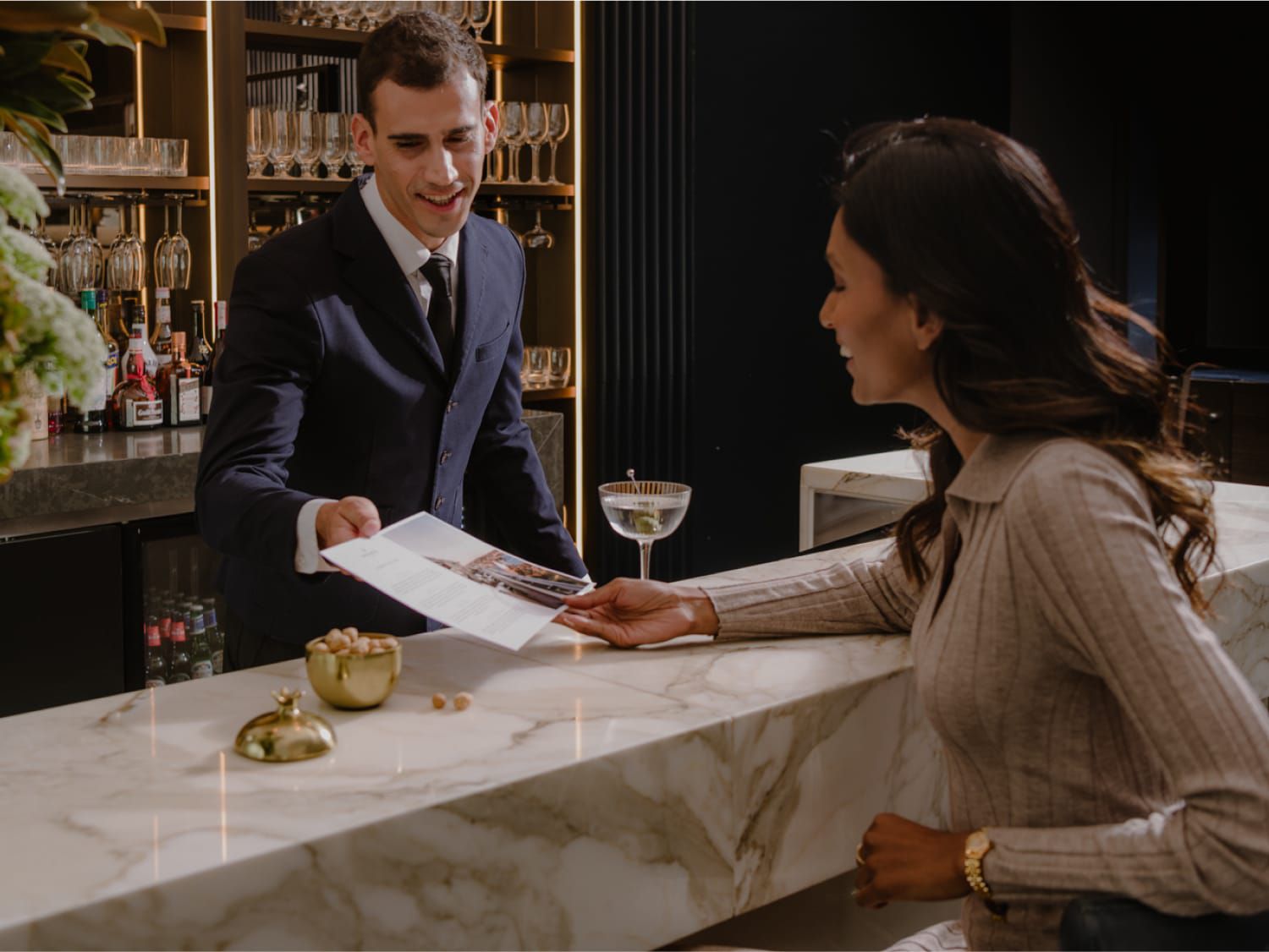 酒保为宾客奉上臻选酒单