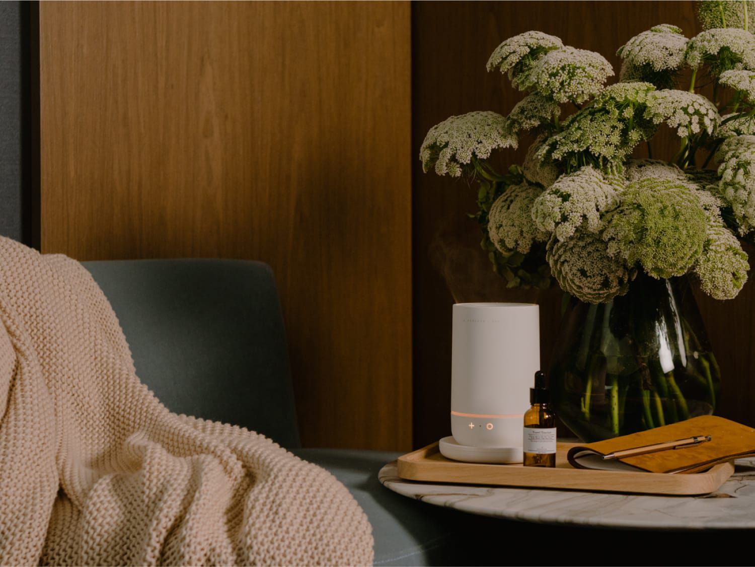 摆放鲜花香薰的桌椅空间