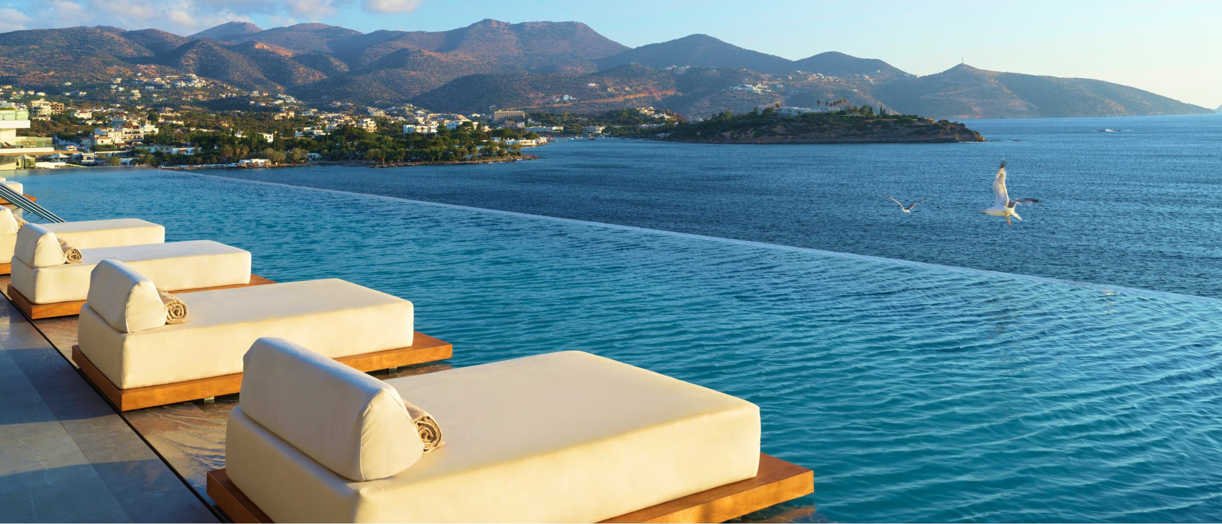 可俯瞰大海的美丽度假村无边际泳池