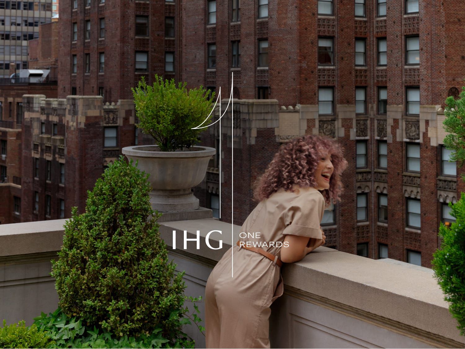 一位女士俯身在阳台上，欣赏眼前的美景