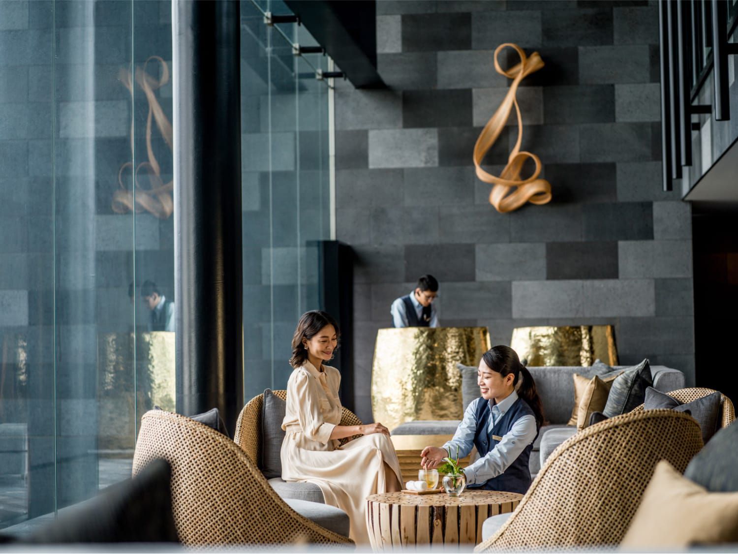 人们坐在酒店大堂里交谈