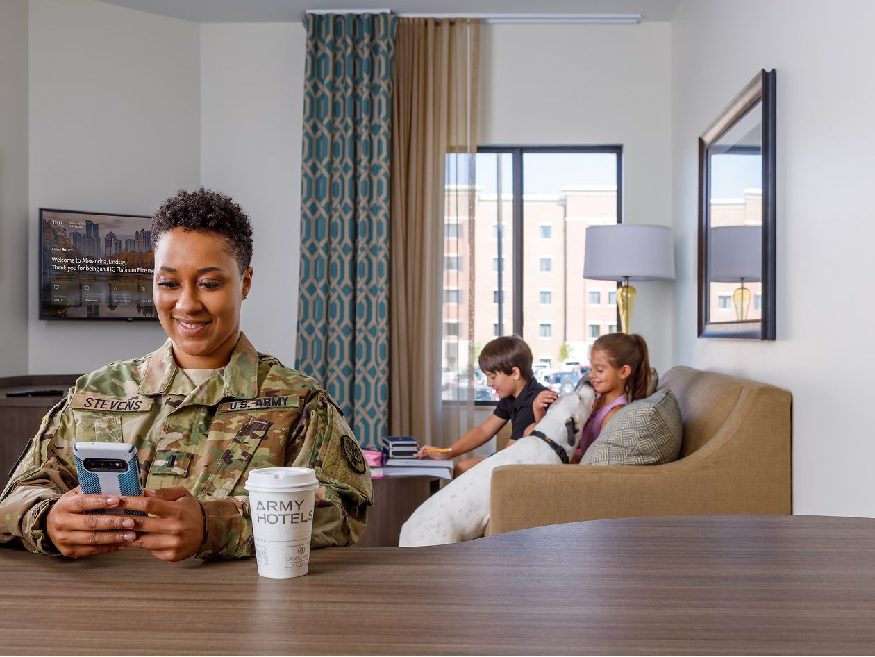 看军营内外，读此间故事