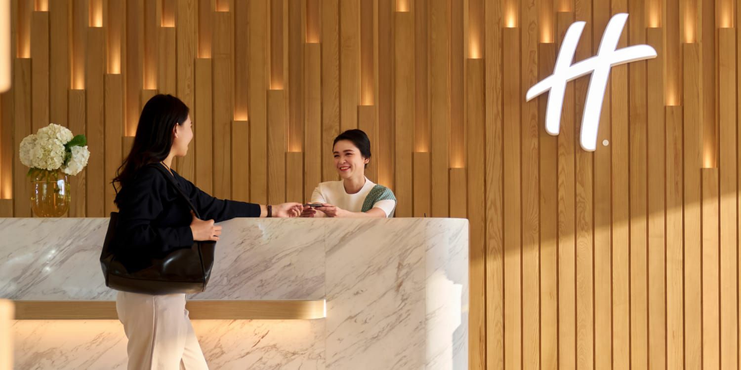 在假日酒店办理登记入住的女士