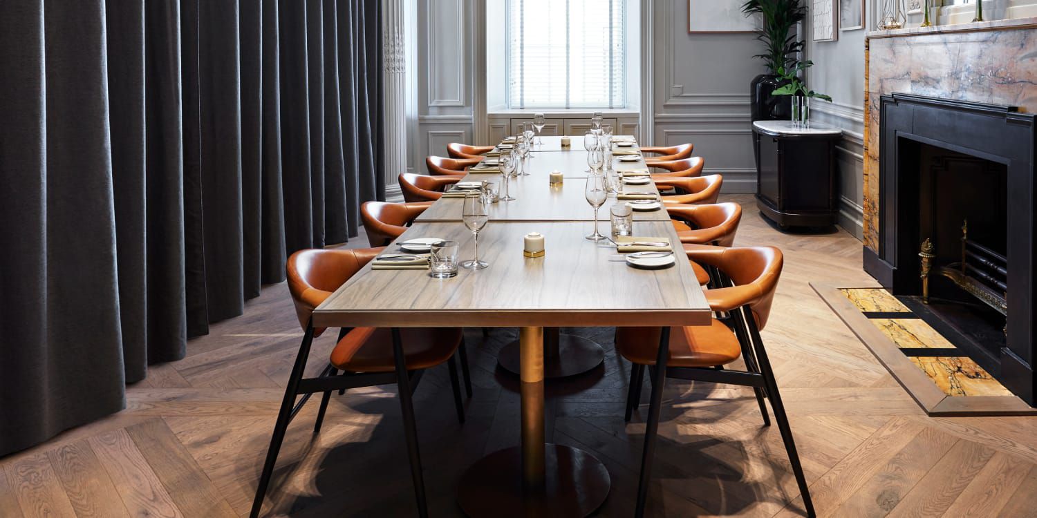 摆放桌子的空会议室