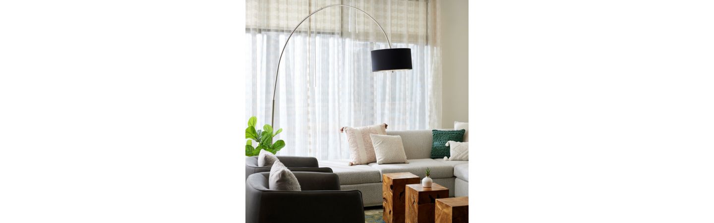 人坐在吊床上看海滩日落