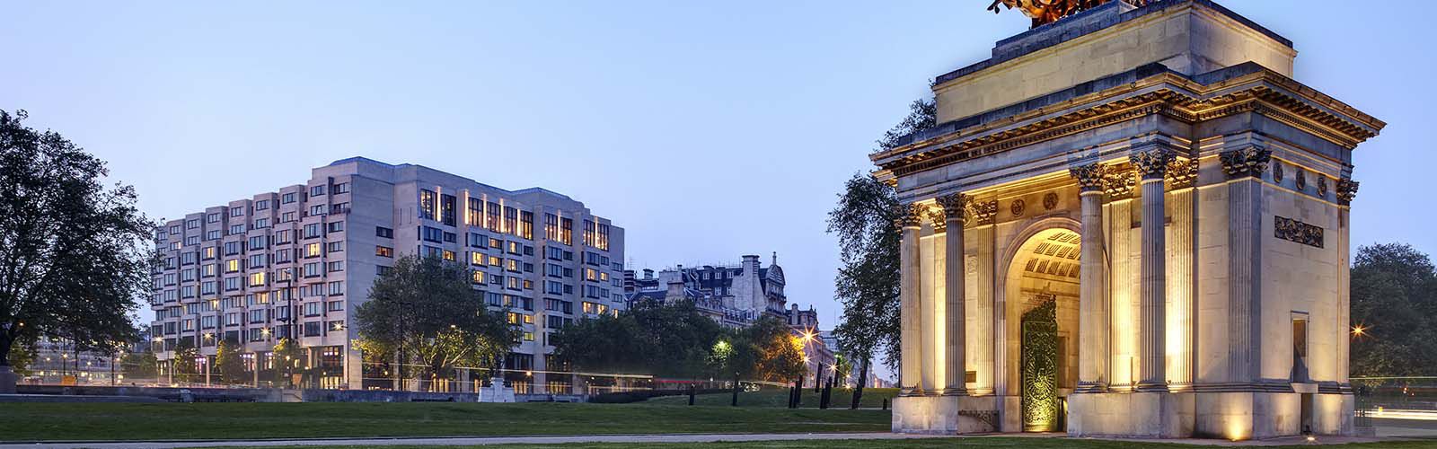 view of Wellington Arch at night