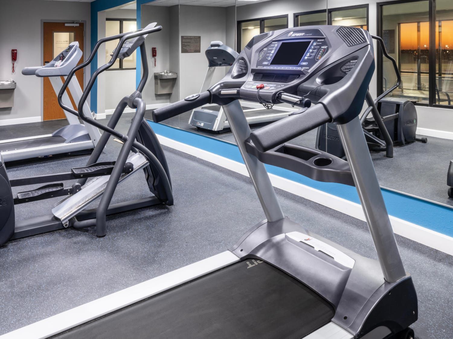 宽敞的健身房配有跑步机、椭圆机和其他有氧运动设备。