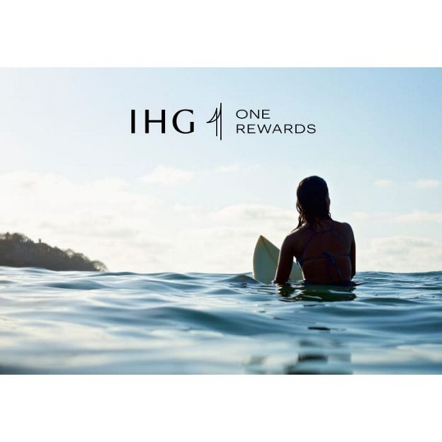 帶 IHG 優(yōu)悅會徽標的 IHG 優(yōu)悅會女性網(wǎng)上沖浪的圖片